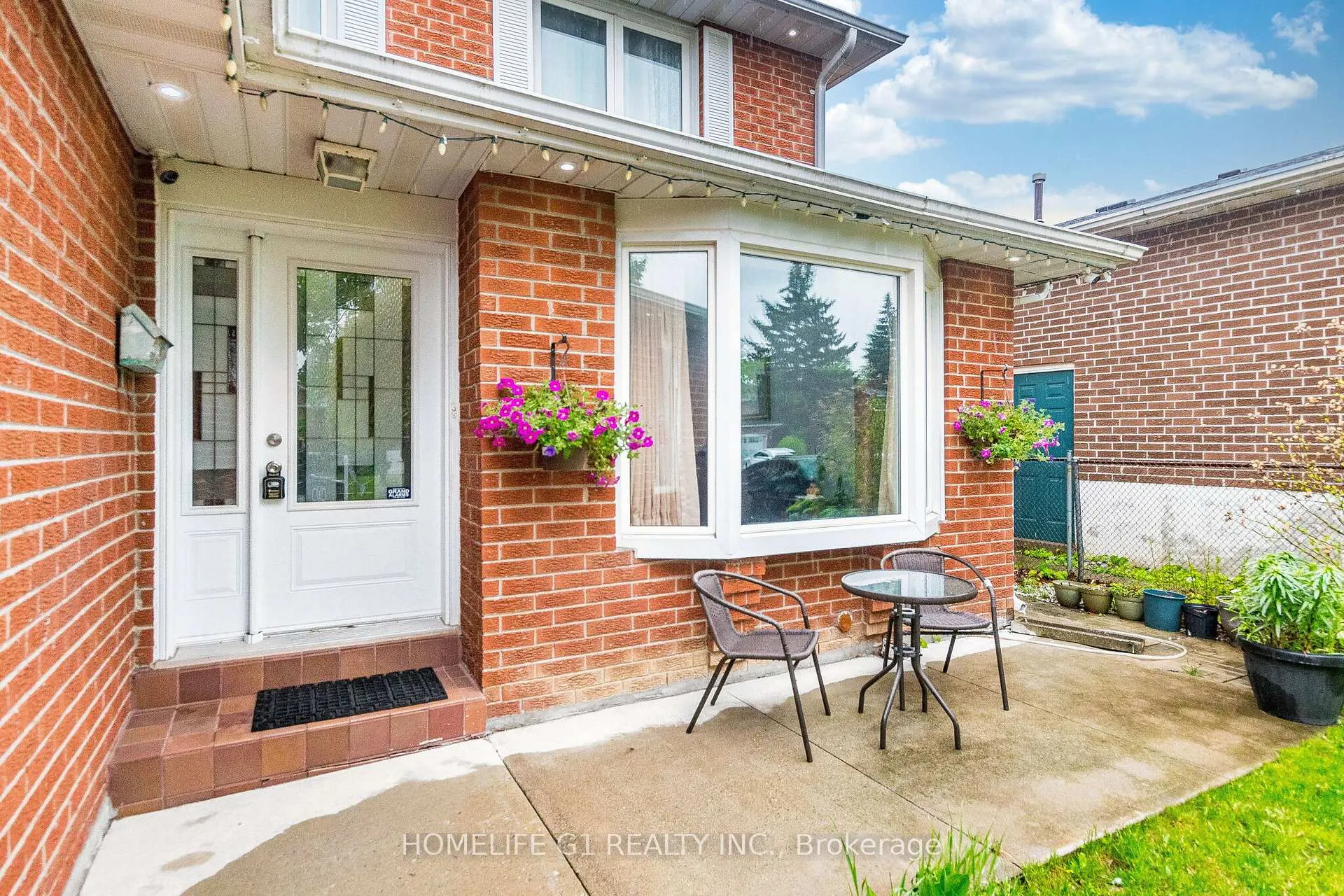 Photo 5 of 92 Reynier Drive, Brampton, Heart Lake East — HOMEH