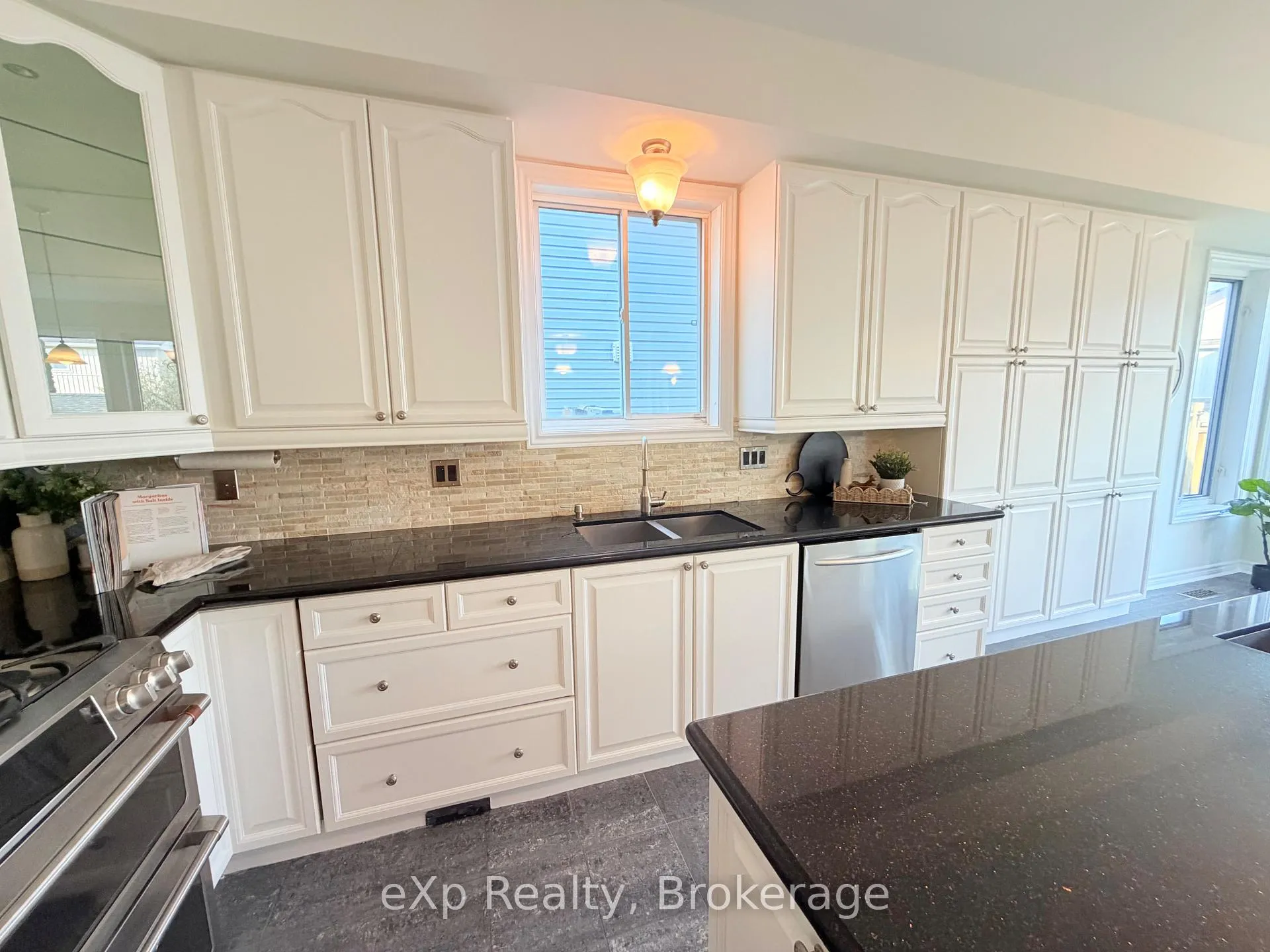 Photo 10 of 371 Carnwith Drive E, Whitby, Brooklin — HOMEH