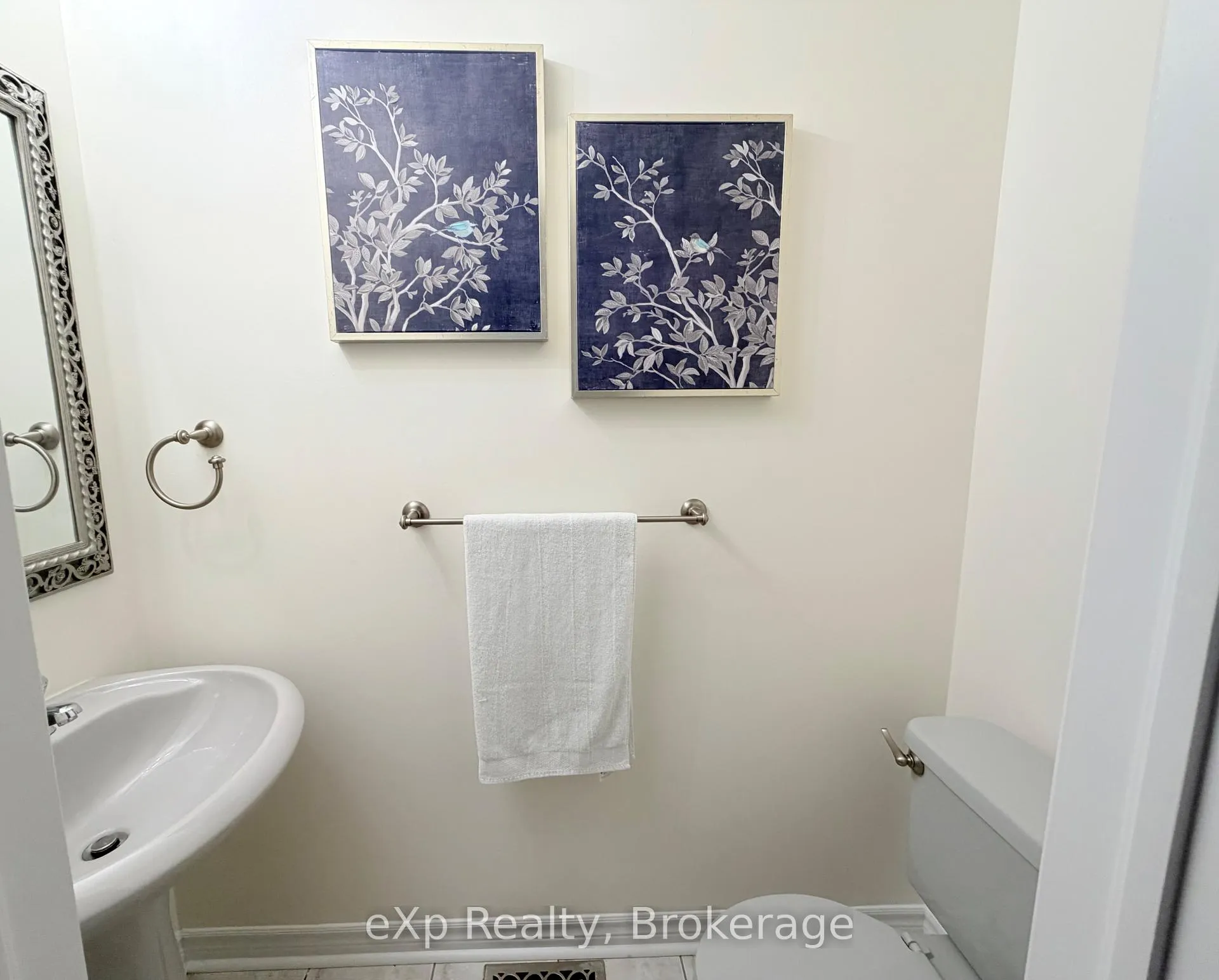 Photo 17 of 371 Carnwith Drive E, Whitby, Brooklin — HOMEH