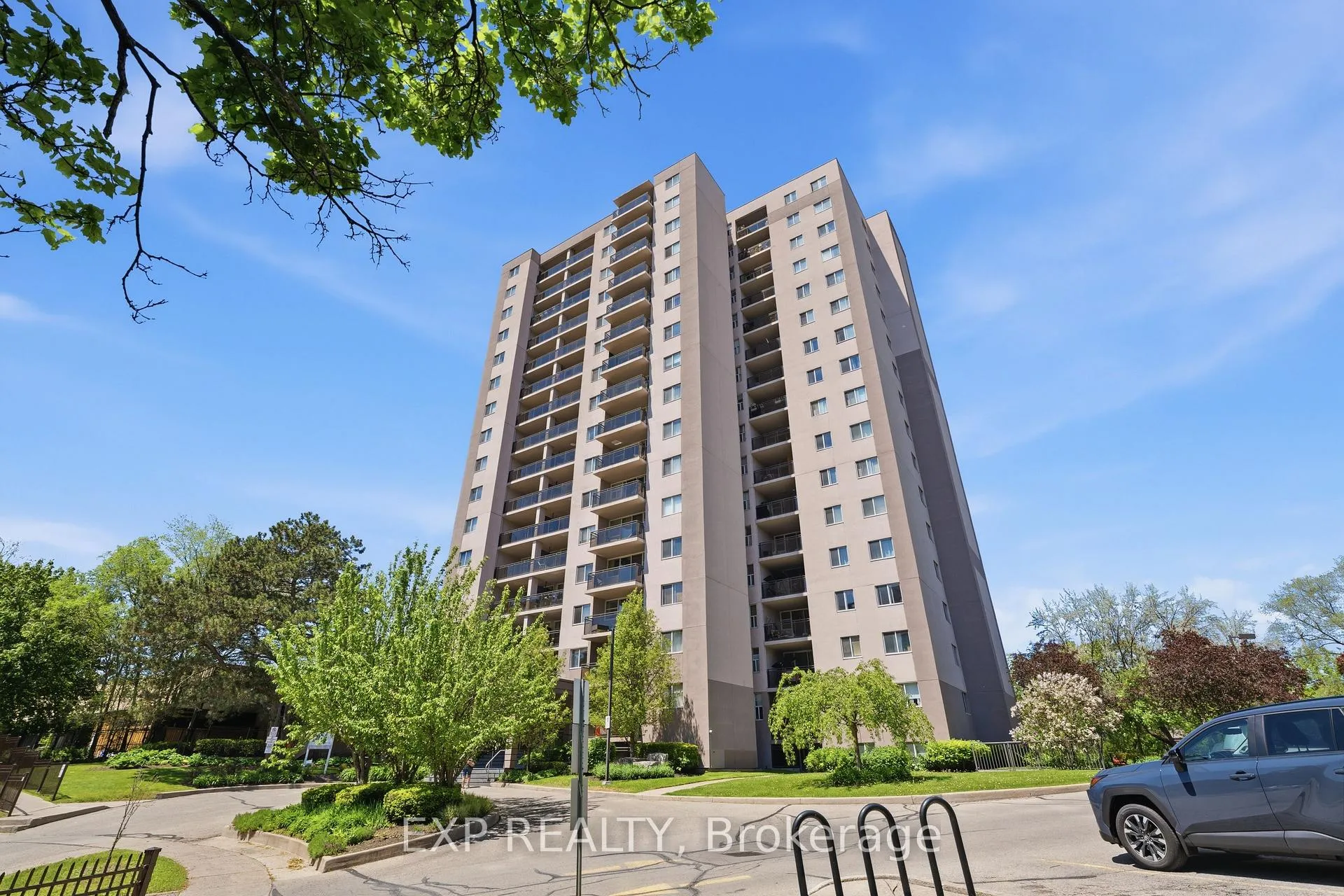 Front of Unit 1005, 975 Warwick Court