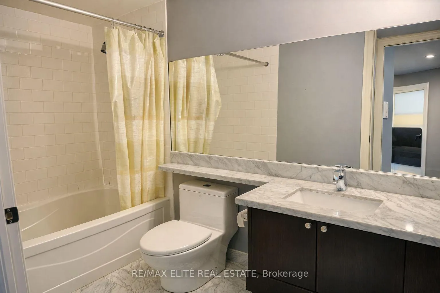 Photo 8 of Unit 201, 1 upper duke Crescent, Markham, Unionville — HOMEH