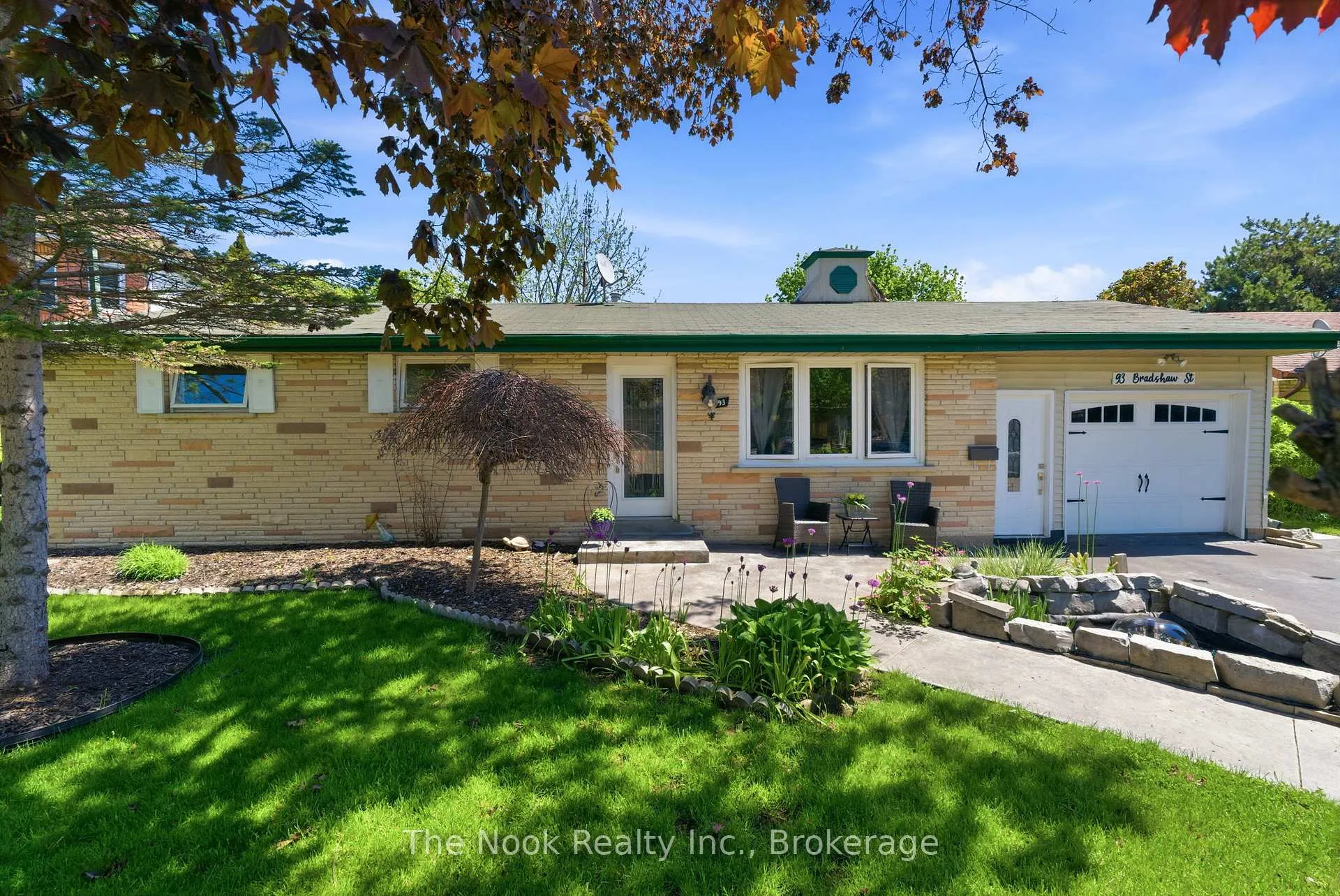 Photo 3 of 93 Bradshaw Street, Clarington, Bowmanville — HOMEH