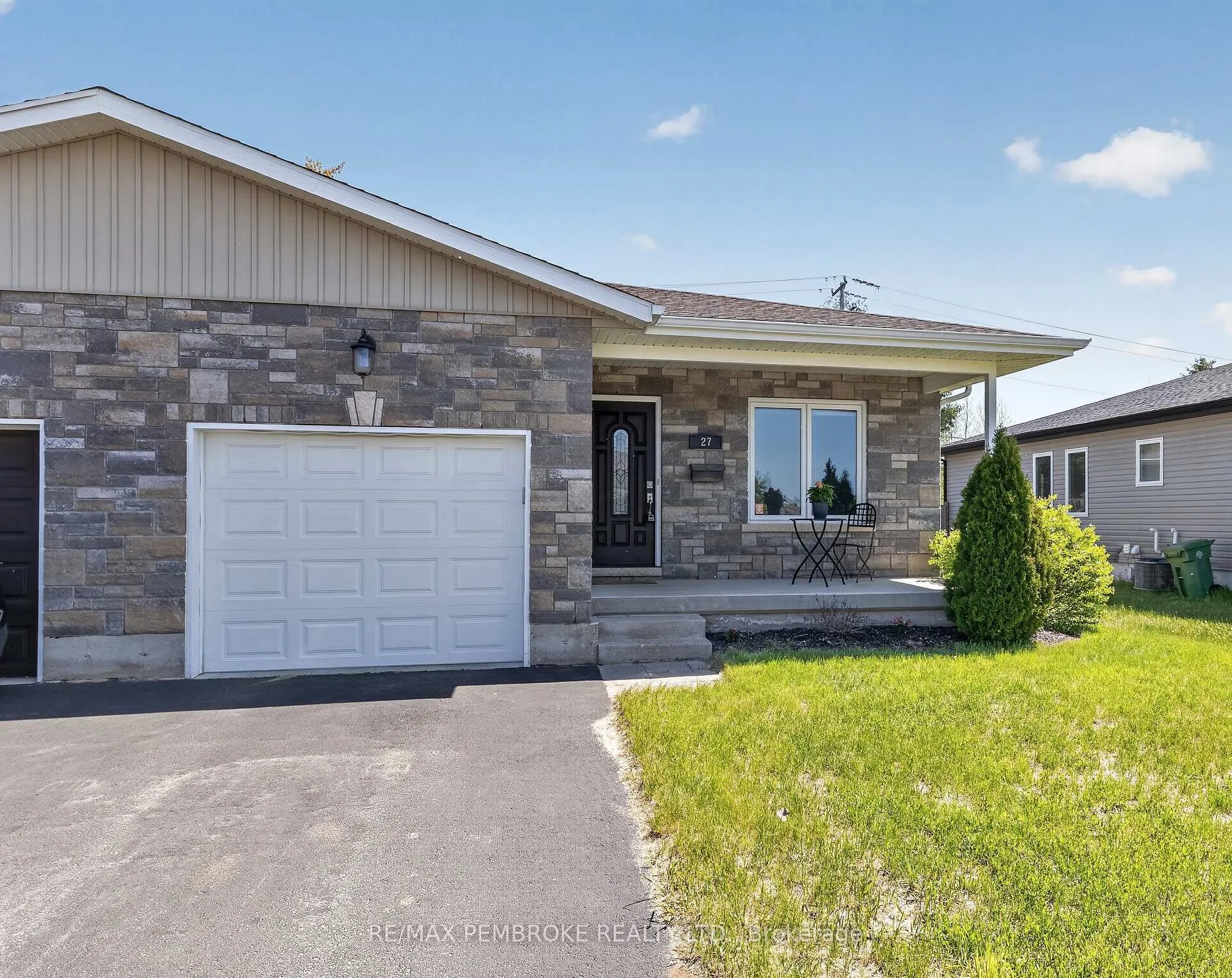 Photo 2 of 27 Noble Crescent, Petawawa — HOMEH