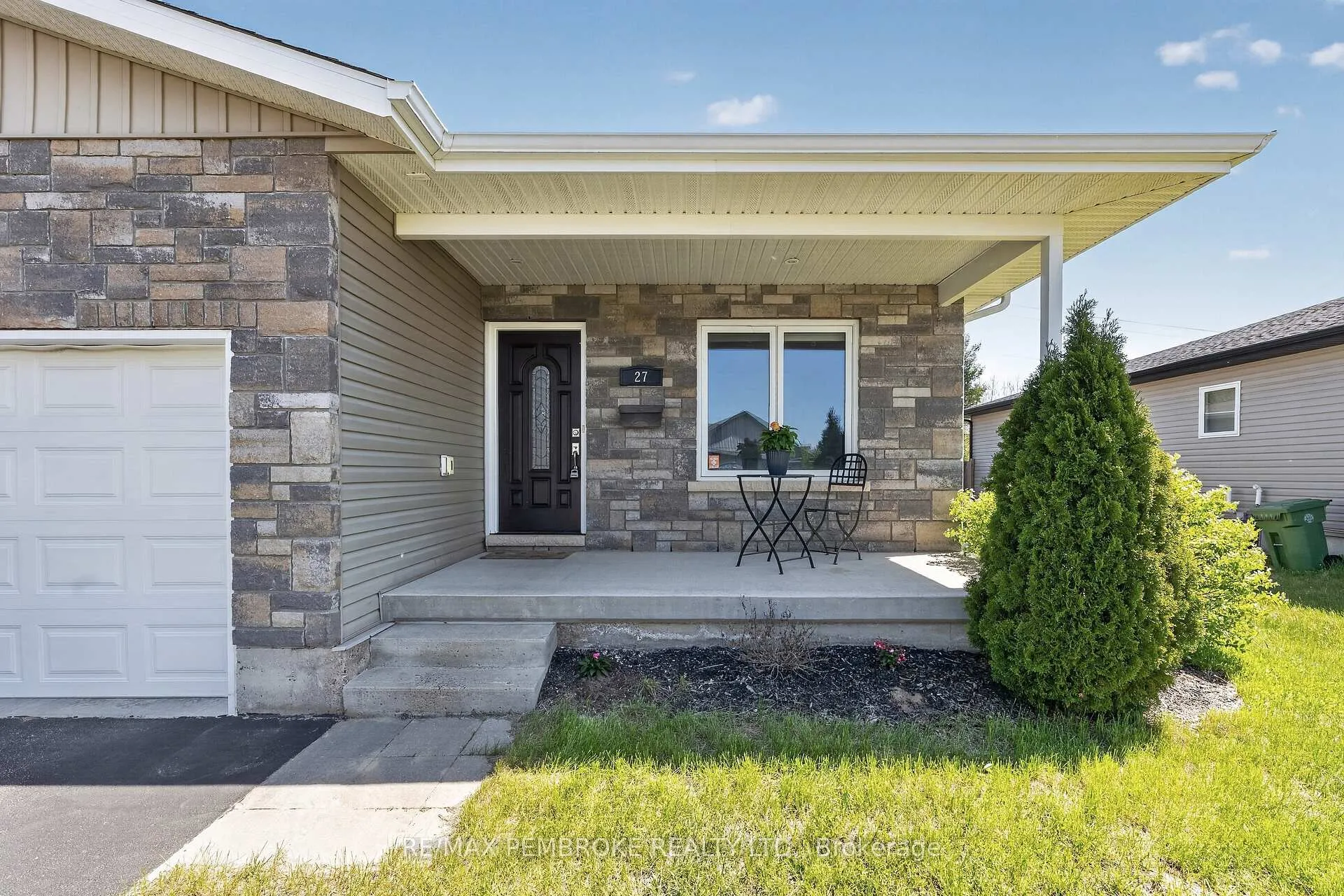 Photo 3 of 27 Noble Crescent, Petawawa — HOMEH
