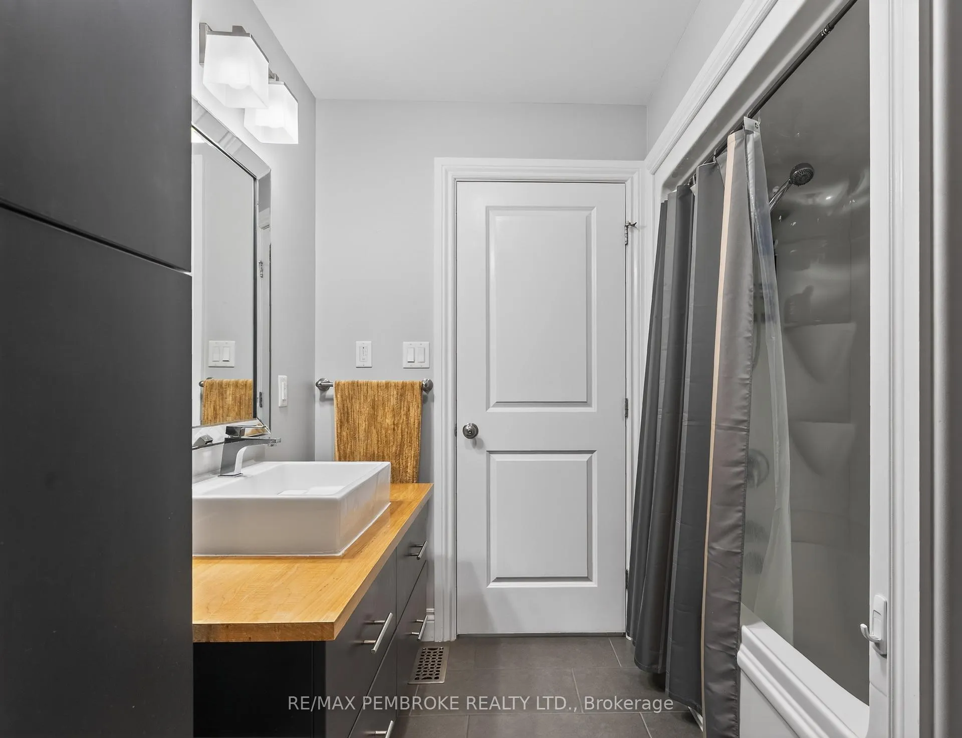 Photo 21 of 27 Noble Crescent, Petawawa — HOMEH
