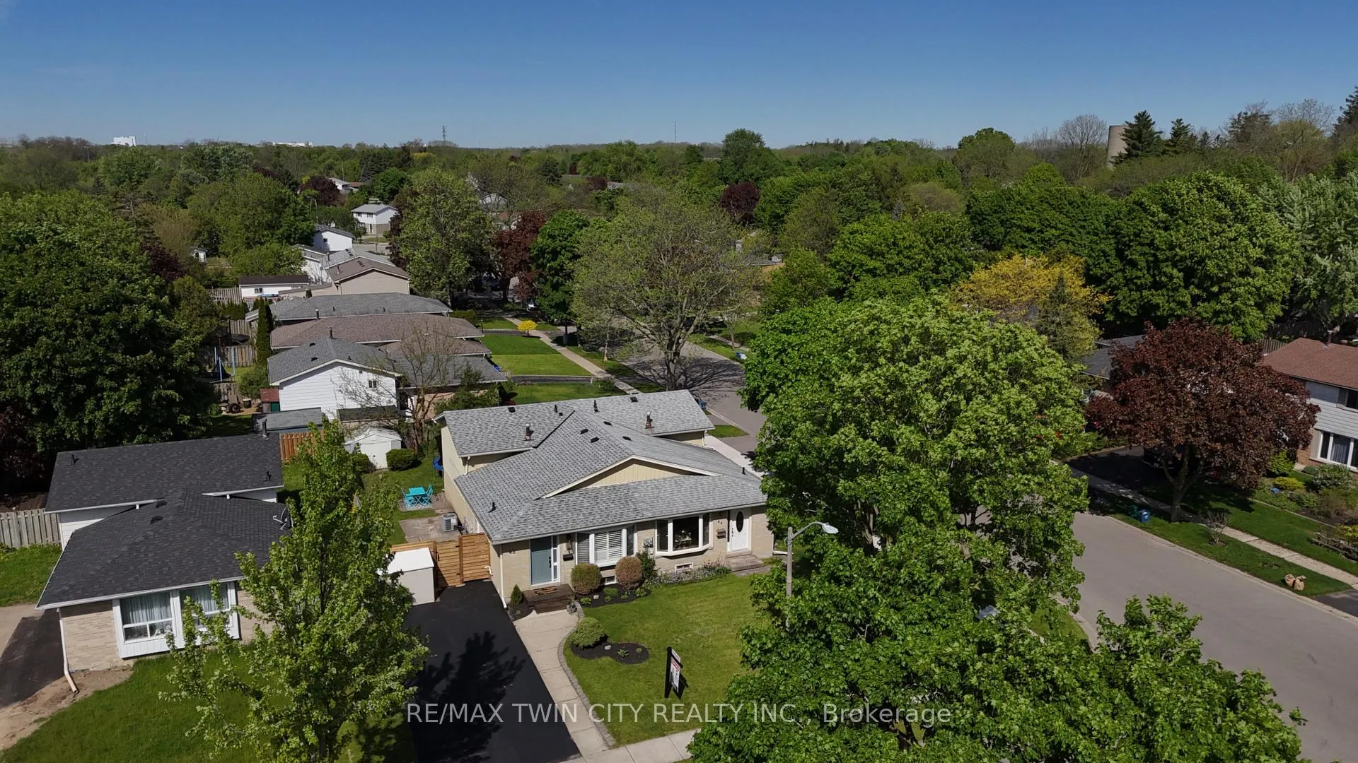Photo 2 of 43 Inverness Street, Brantford — HOMEH