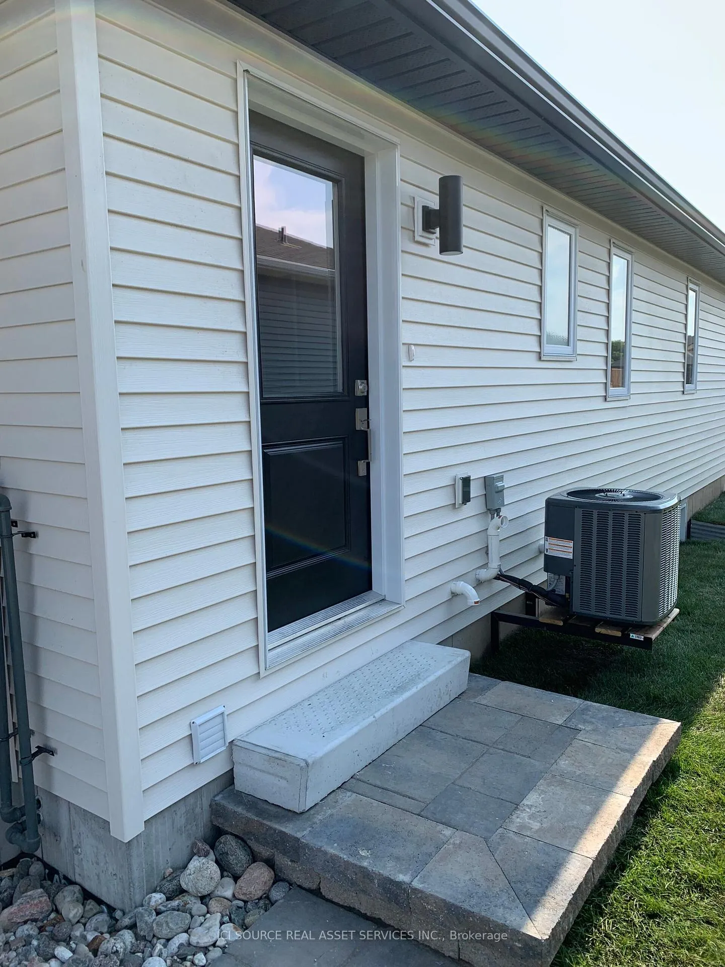 Photo 3 of Unit B, 120 Sienna Avenue, Belleville, Belleville Ward — HOMEH