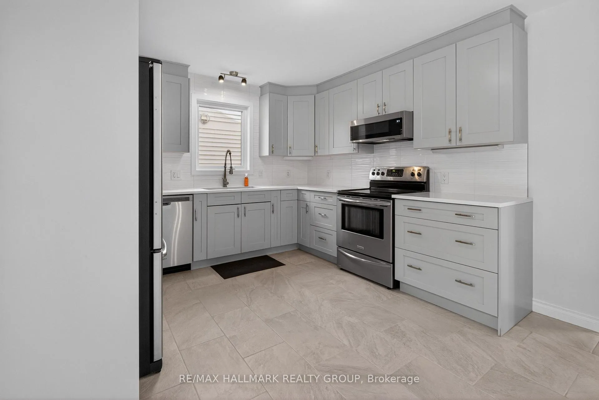 Photo 16 of 463 Princess Louise Drive, Ottawa, Fallingbrook/Ridgemount — HOMEH