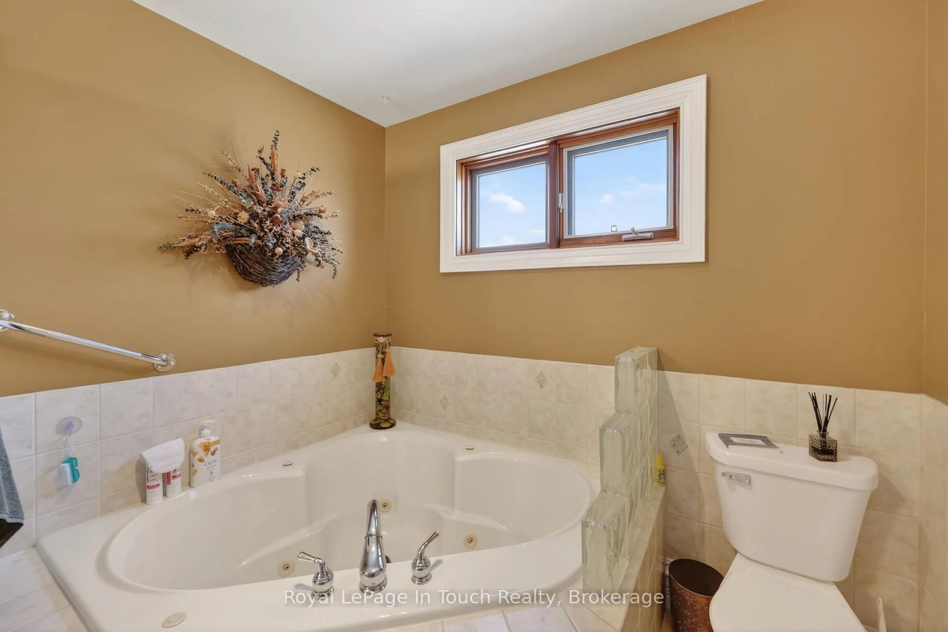 Photo 14 of 1092 Tiny Beaches Road S, Tiny, Rural Tiny — HOMEH