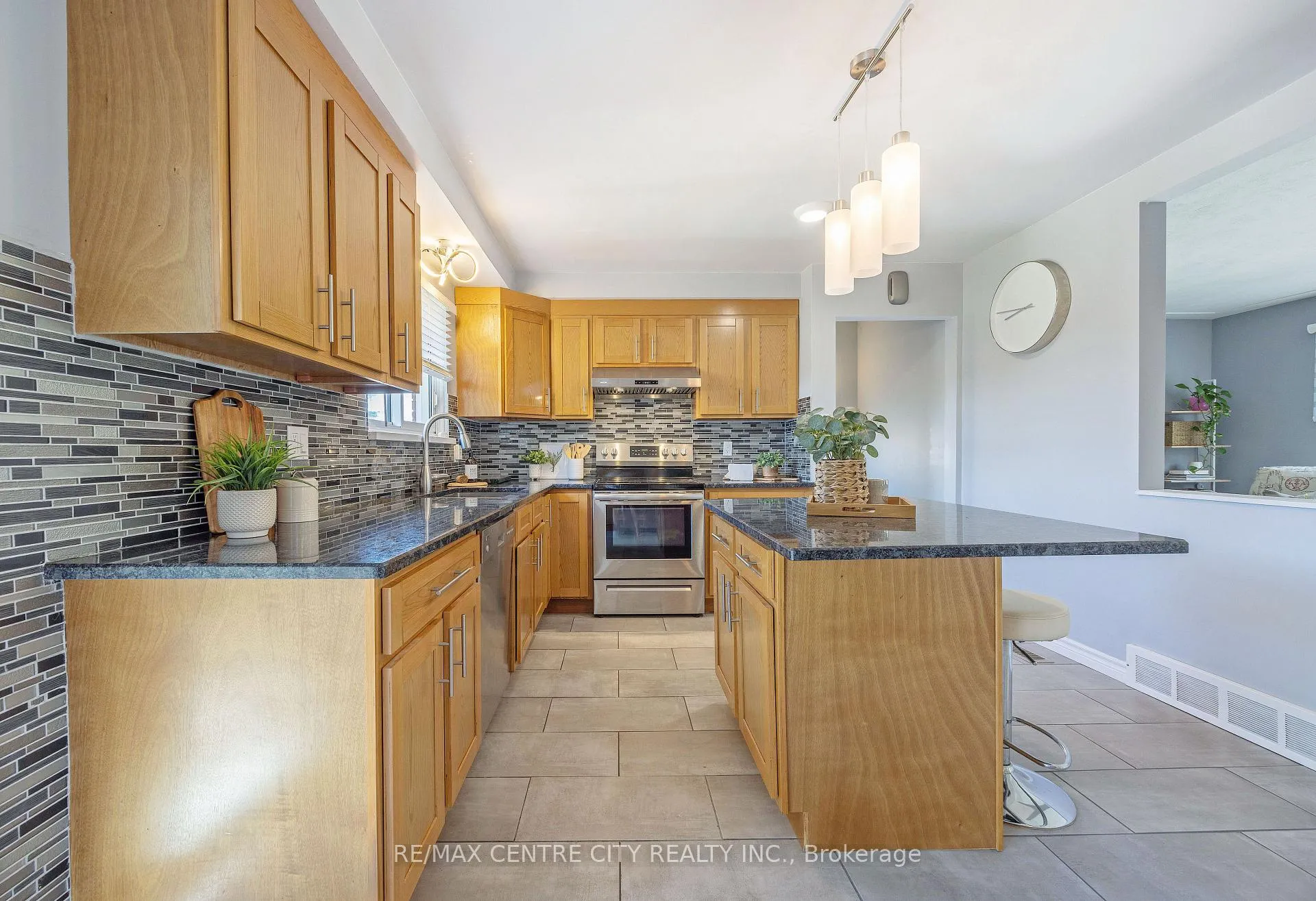 Photo 11 of 309 Panorama Crescent, London, South J — HOMEH