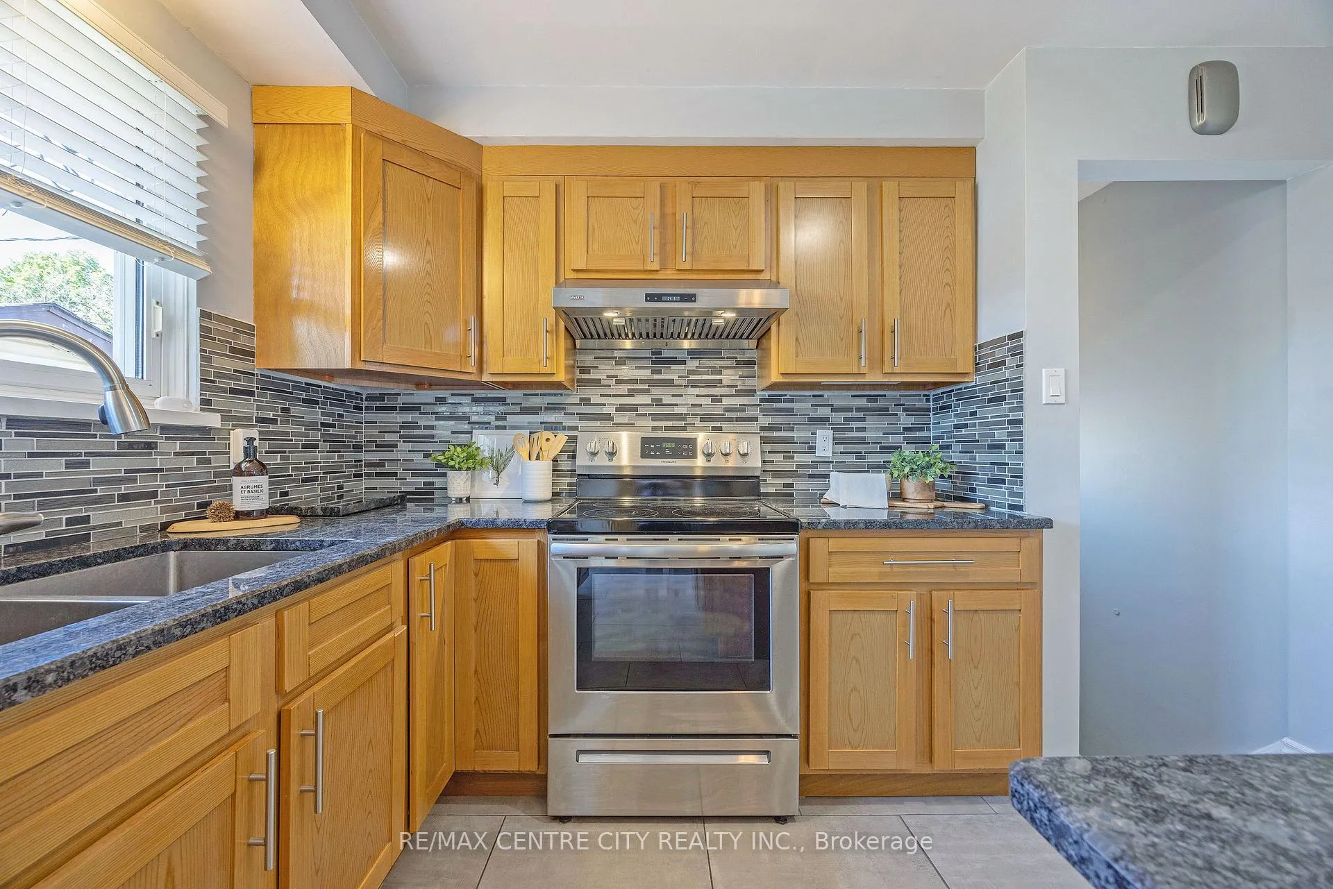 Photo 12 of 309 Panorama Crescent, London, South J — HOMEH