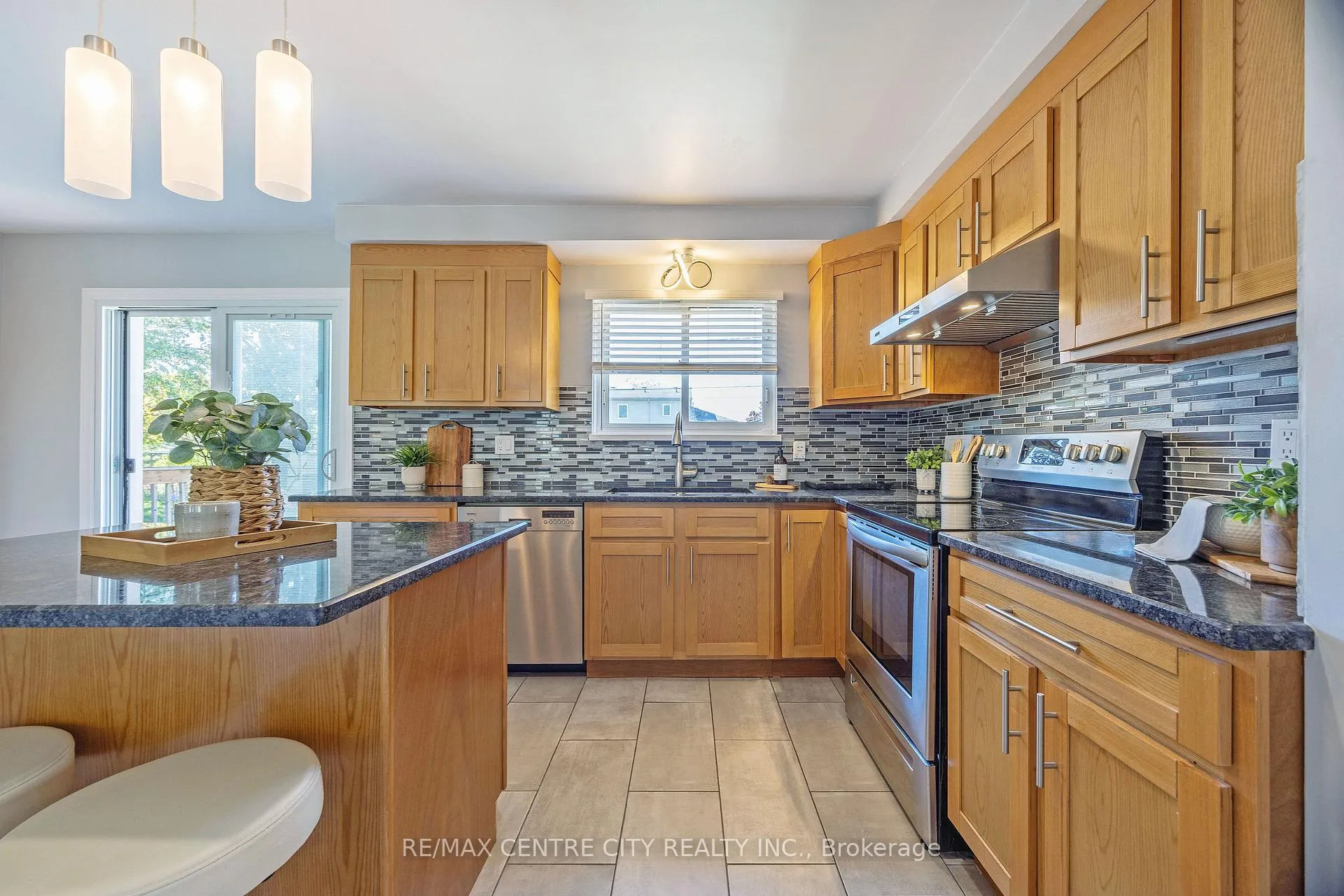 Photo 13 of 309 Panorama Crescent, London, South J — HOMEH