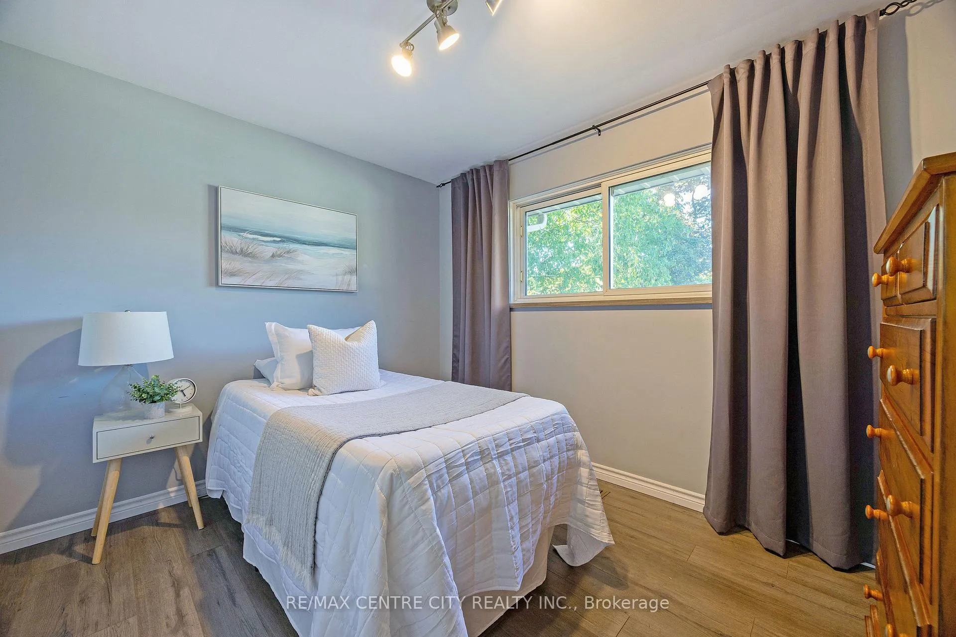 Photo 16 of 309 Panorama Crescent, London, South J — HOMEH