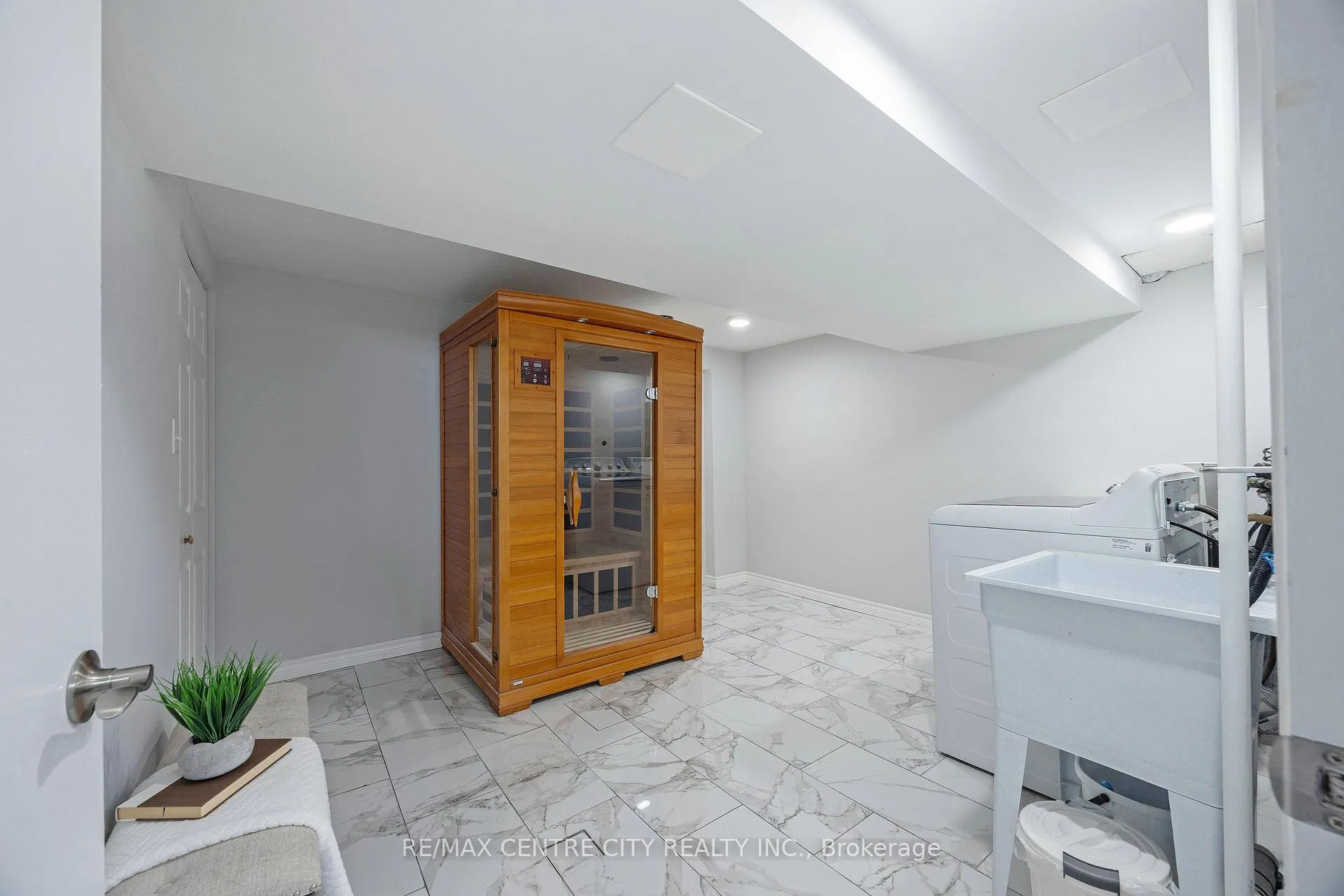 Photo 20 of 309 Panorama Crescent, London, South J — HOMEH