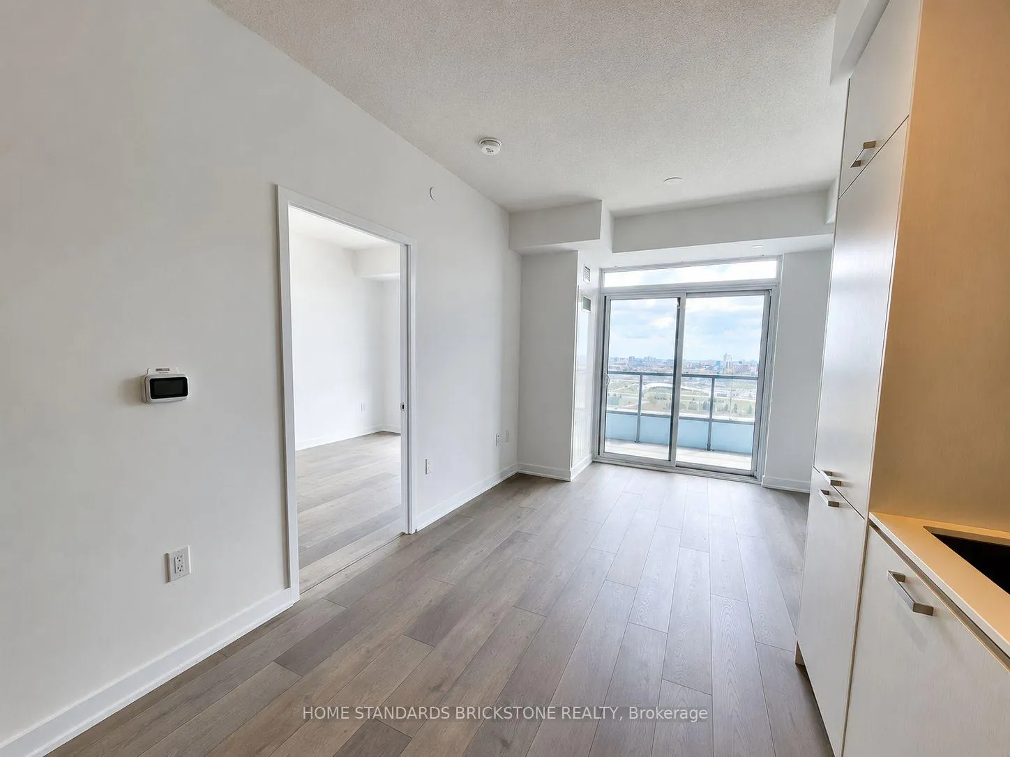 Photo 4 of Unit 2007, 38 Honeycrisp Crescent, Vaughan, Vaughan Corporate Centre — HOMEH