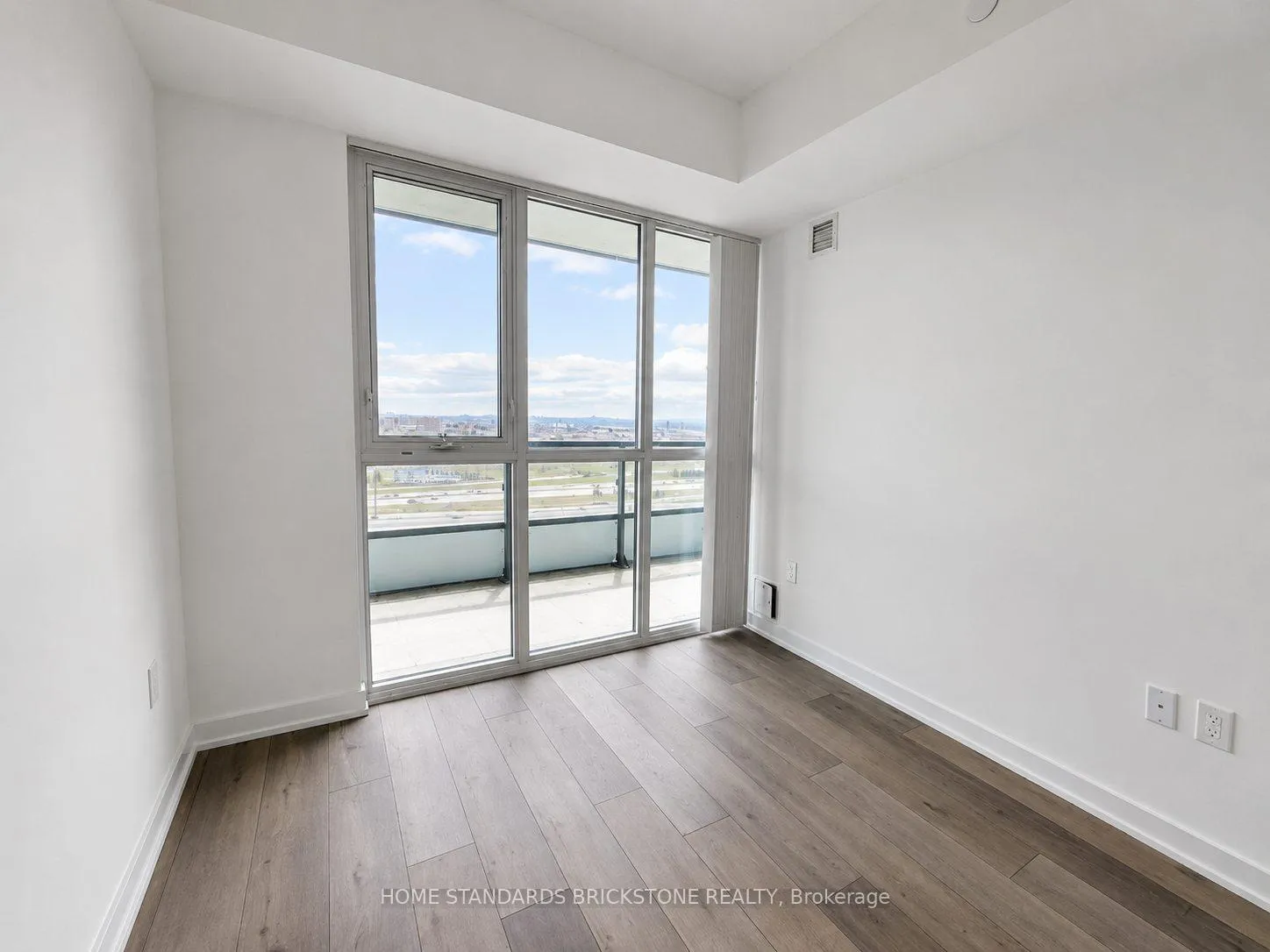 Photo 6 of Unit 2007, 38 Honeycrisp Crescent, Vaughan, Vaughan Corporate Centre — HOMEH