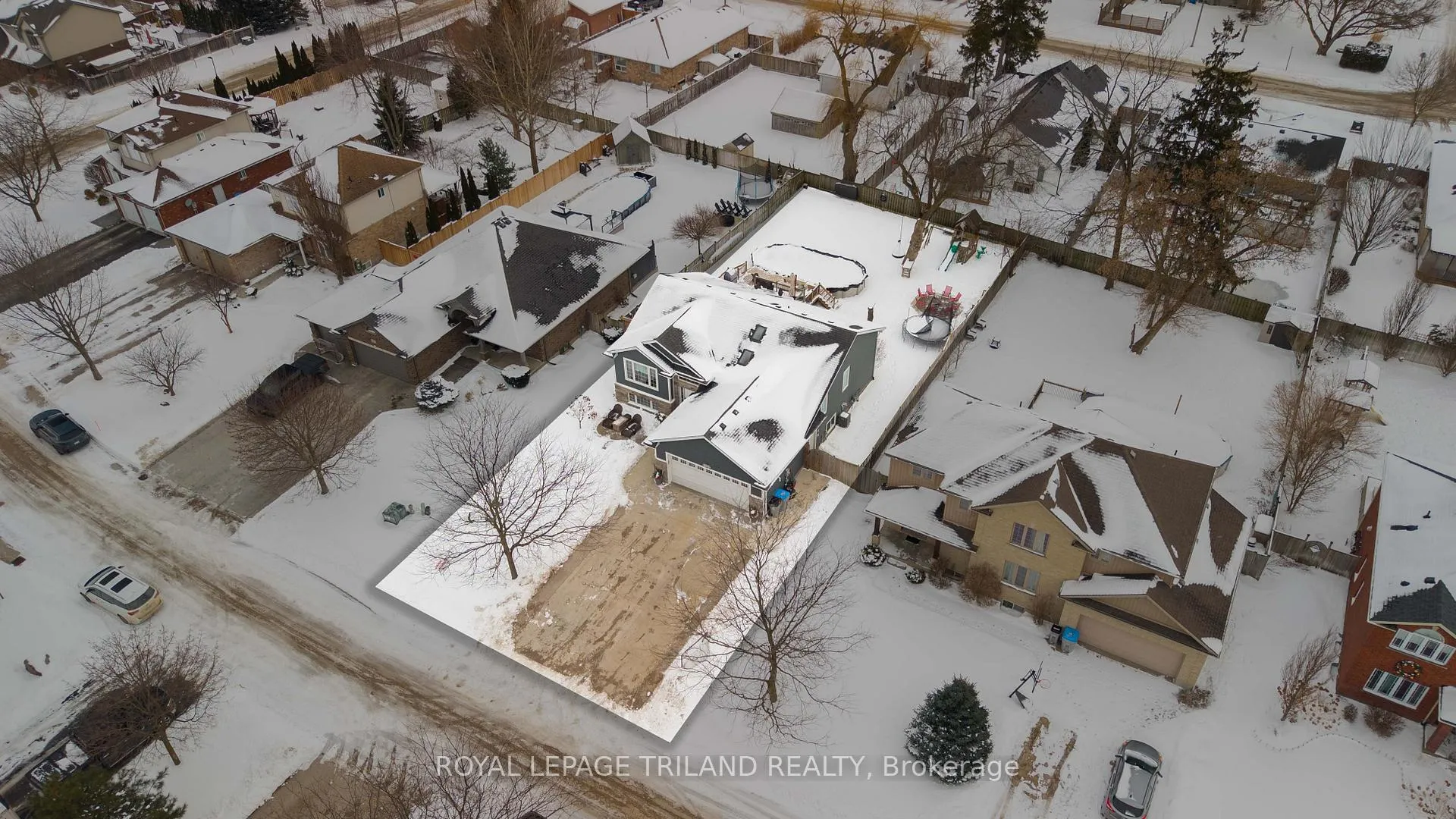 Photo 3 of 42 Fieldstone Crescent, Middlesex Centre, Komoka — HOMEH