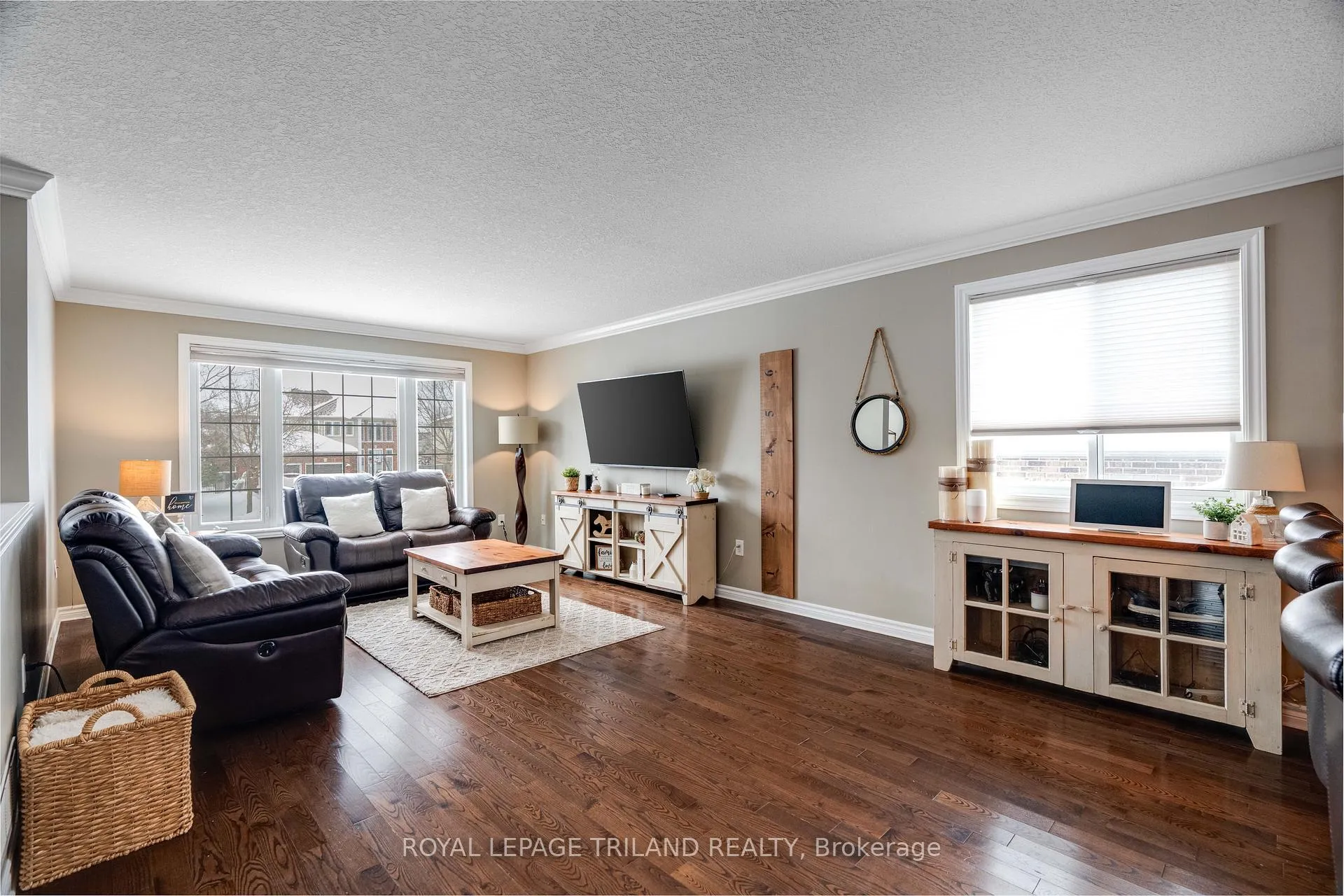 Photo 4 of 42 Fieldstone Crescent, Middlesex Centre, Komoka — HOMEH