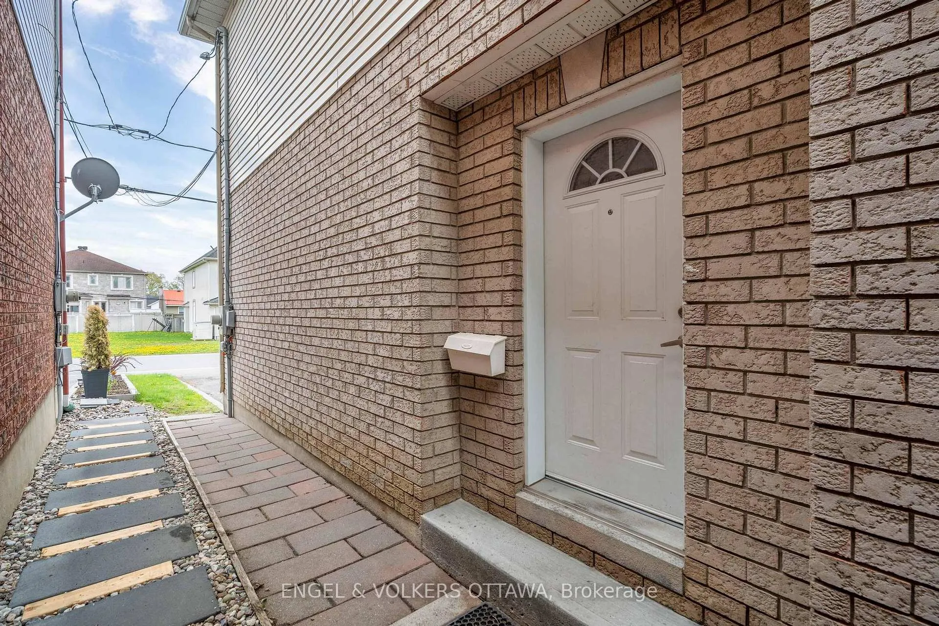 Photo 2 of Unit B, 1649 Rosebella Avenue, Ottawa, Sawmill Creek/Timbermill — HOMEH