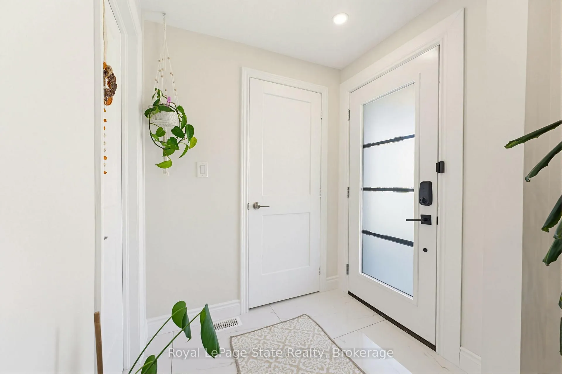 Photo 12 of 91 First Street N, Hamilton, Stoney Creek — HOMEH