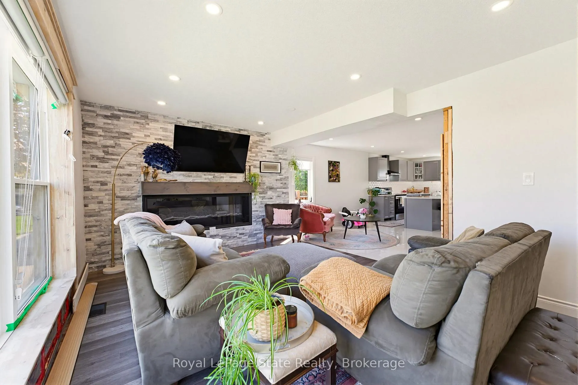 Photo 13 of 91 First Street N, Hamilton, Stoney Creek — HOMEH