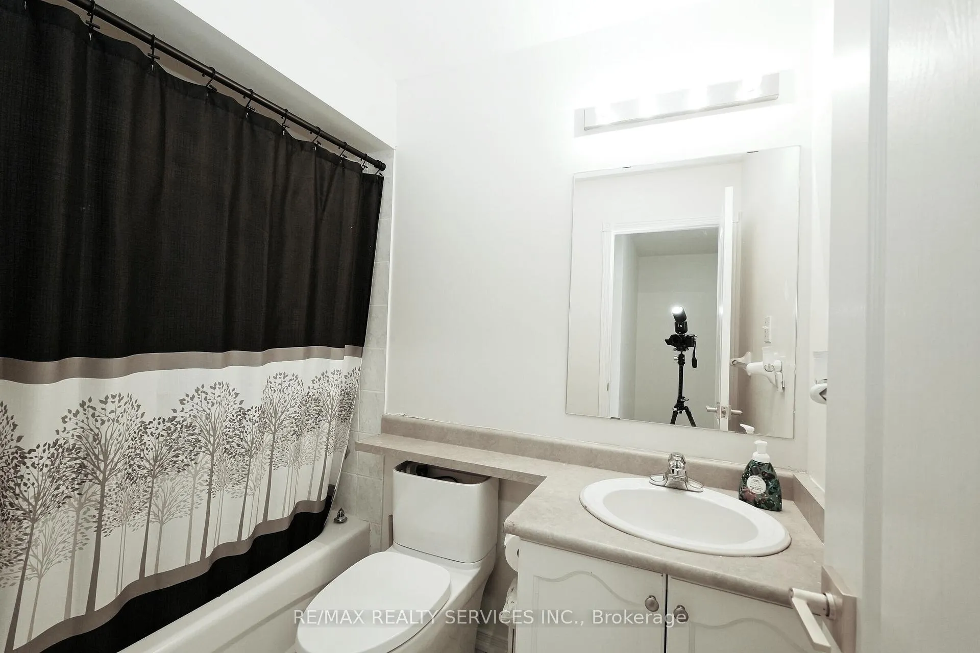 Photo 37 of 77 Monaco Court, Brampton, Fletcher's Meadow — HOMEH