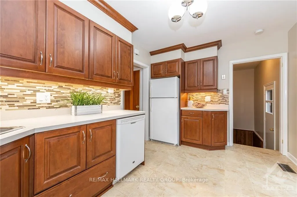Photo 8 of Unit A, 1132 Cline Crescent, Ottawa, Bel Air Heights — HOMEH