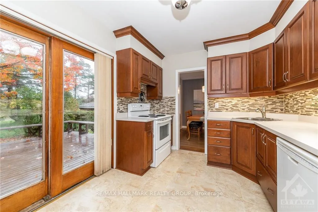 Photo 10 of Unit A, 1132 Cline Crescent, Ottawa, Bel Air Heights — HOMEH