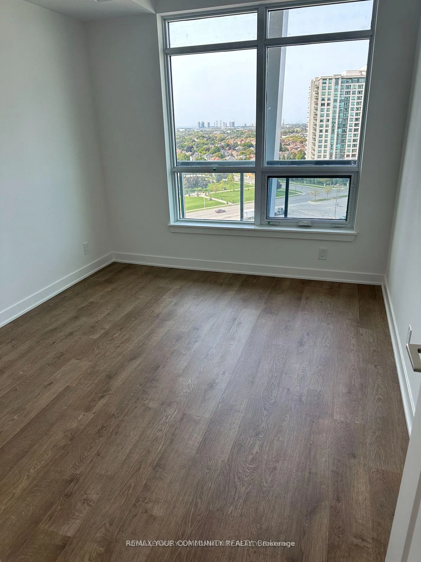 Photo 4 of Unit 906, 30 Upper Mall Way, Vaughan, Brownridge — HOMEH