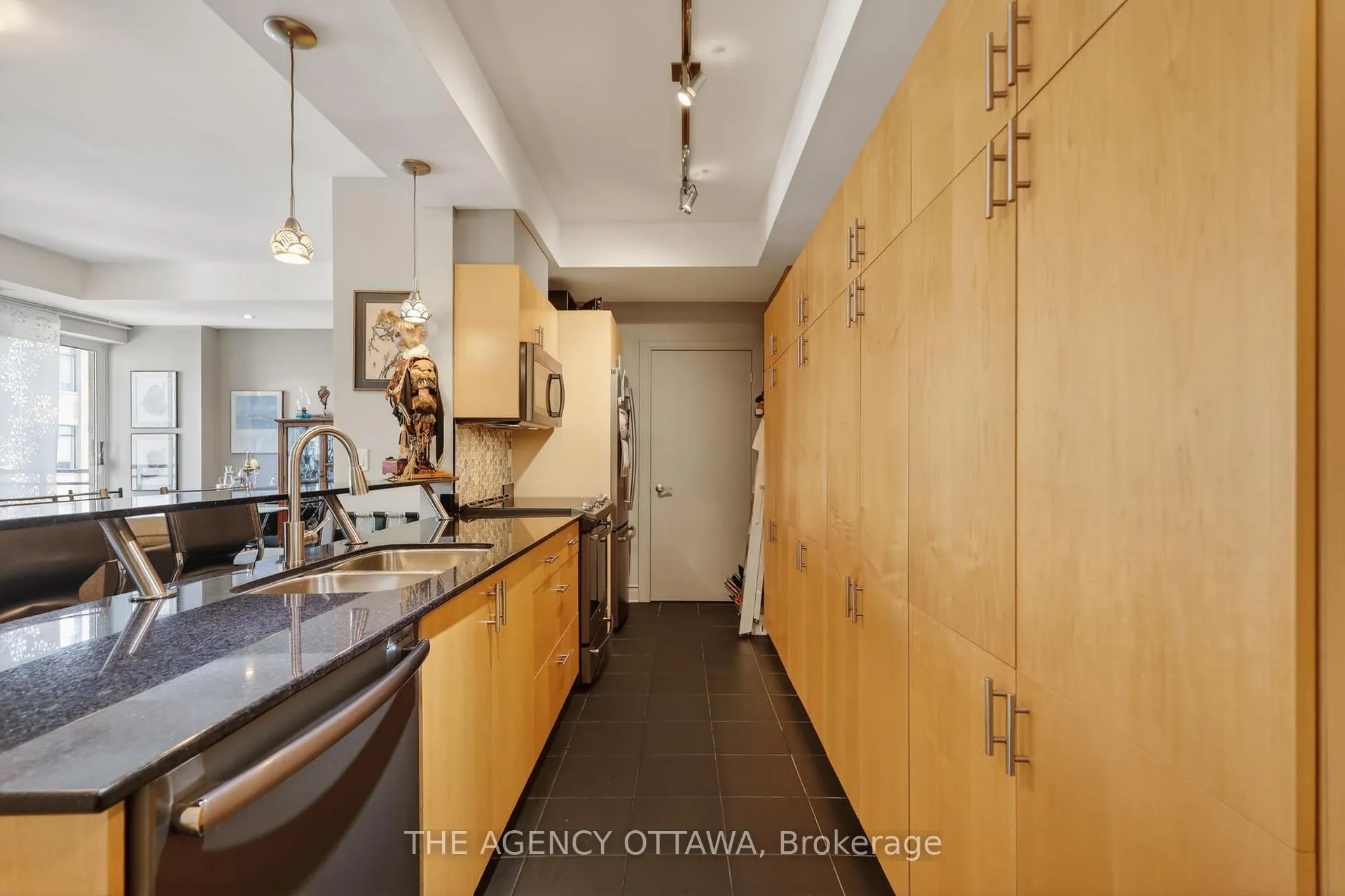 Photo 6 of Unit 905, 85 Bronson Avenue, Ottawa, Ottawa Centre — HOMEH