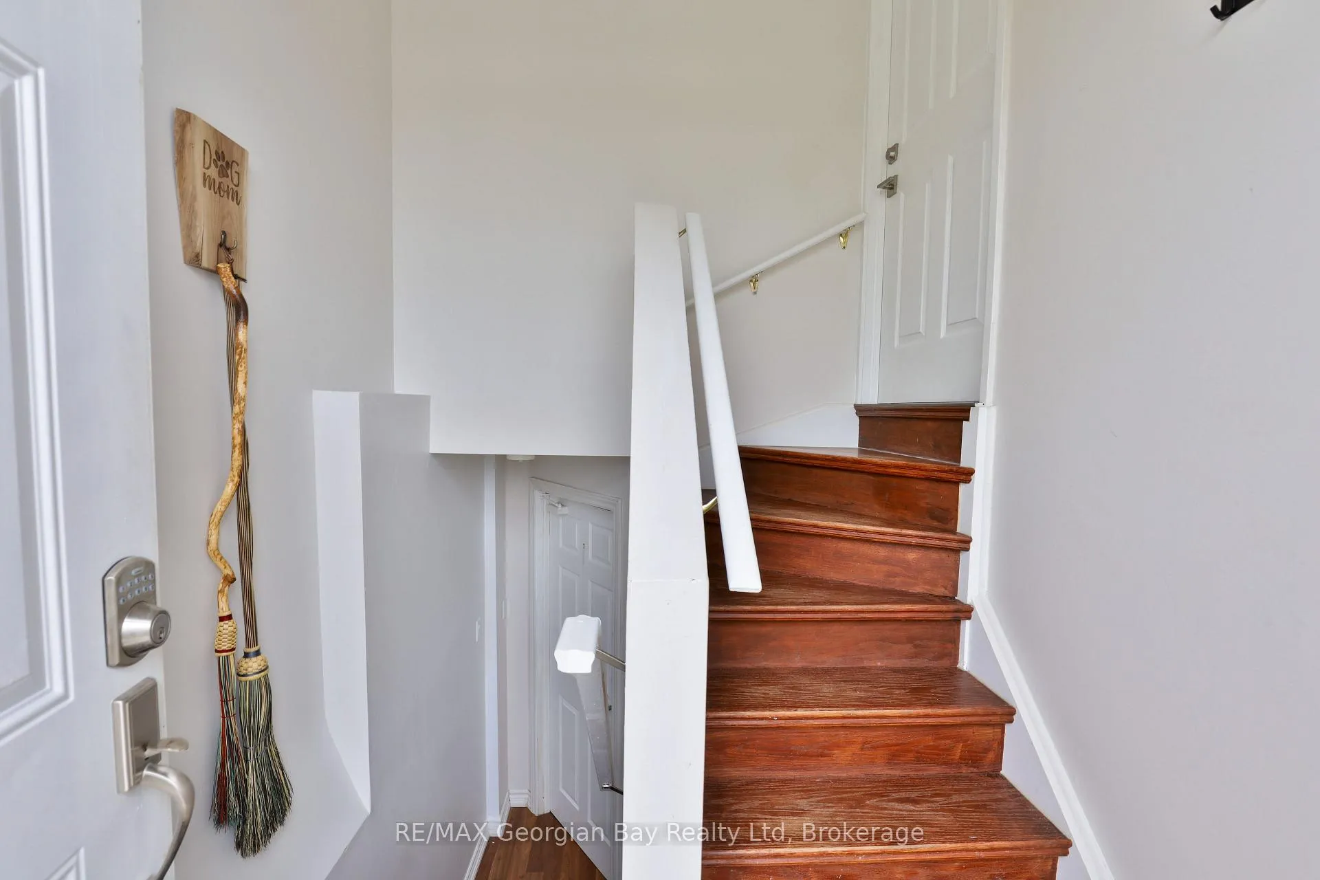 Photo 4 of 415 Irwin Street, Midland — HOMEH