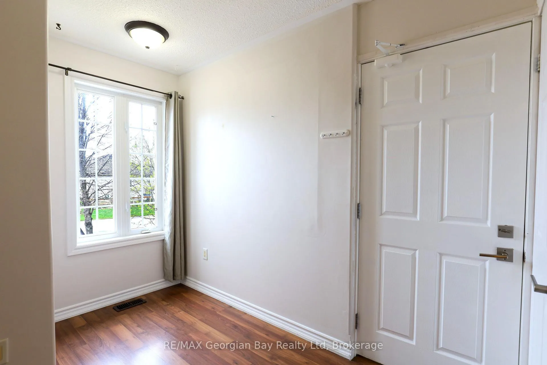 Photo 5 of 415 Irwin Street, Midland — HOMEH