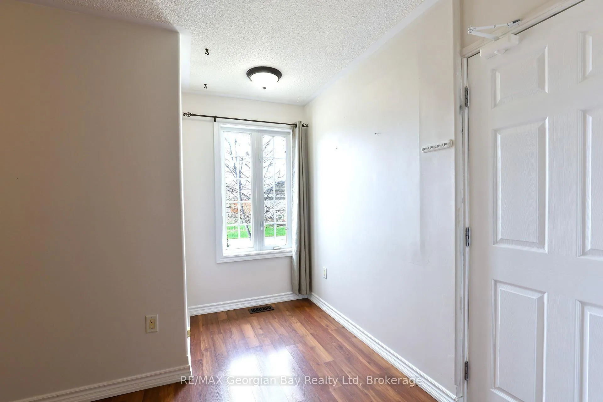 Photo 6 of 415 Irwin Street, Midland — HOMEH