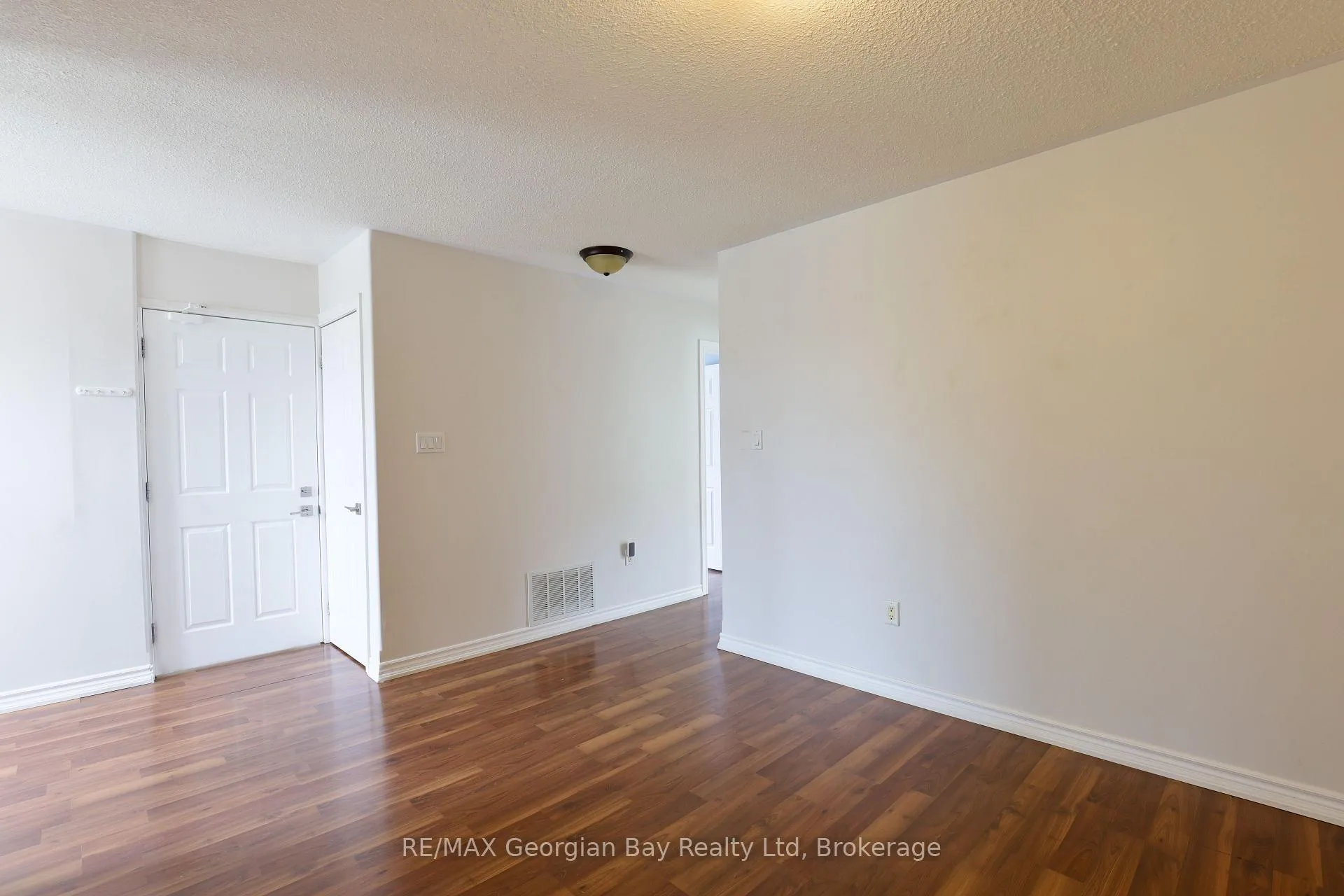 Photo 8 of 415 Irwin Street, Midland — HOMEH