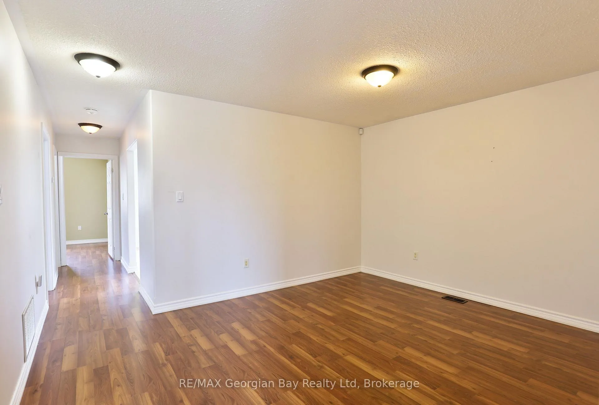 Photo 9 of 415 Irwin Street, Midland — HOMEH
