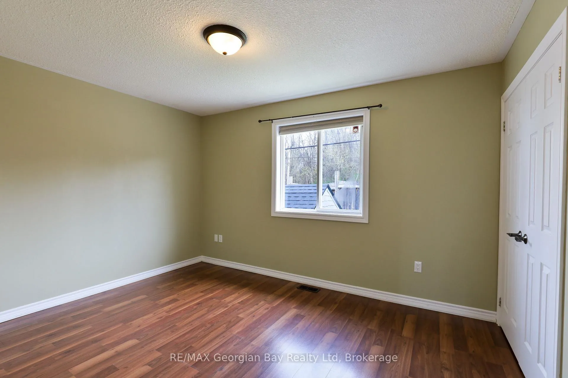 Photo 14 of 415 Irwin Street, Midland — HOMEH