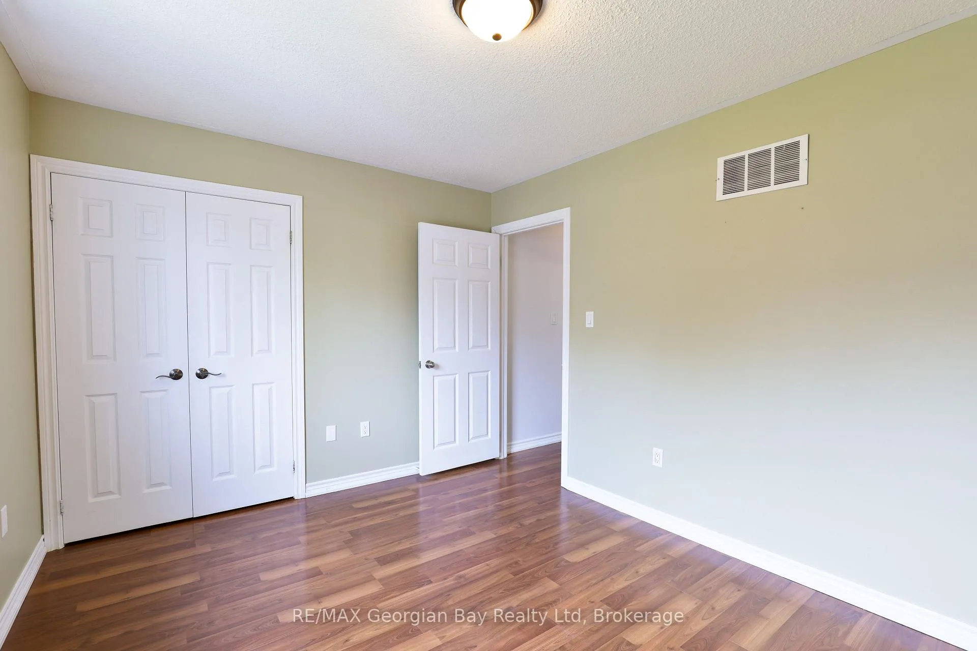 Photo 16 of 415 Irwin Street, Midland — HOMEH