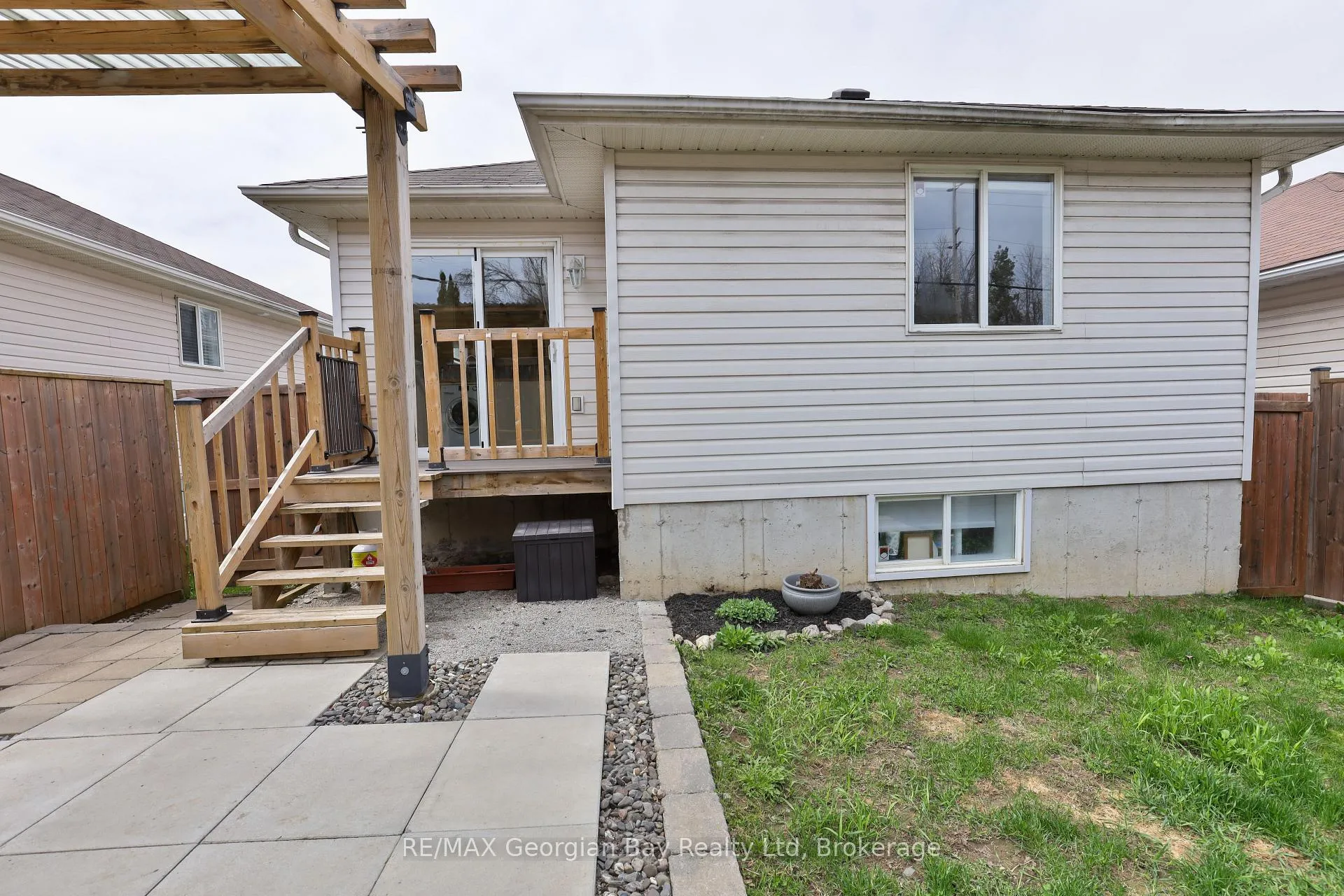 Photo 23 of 415 Irwin Street, Midland — HOMEH