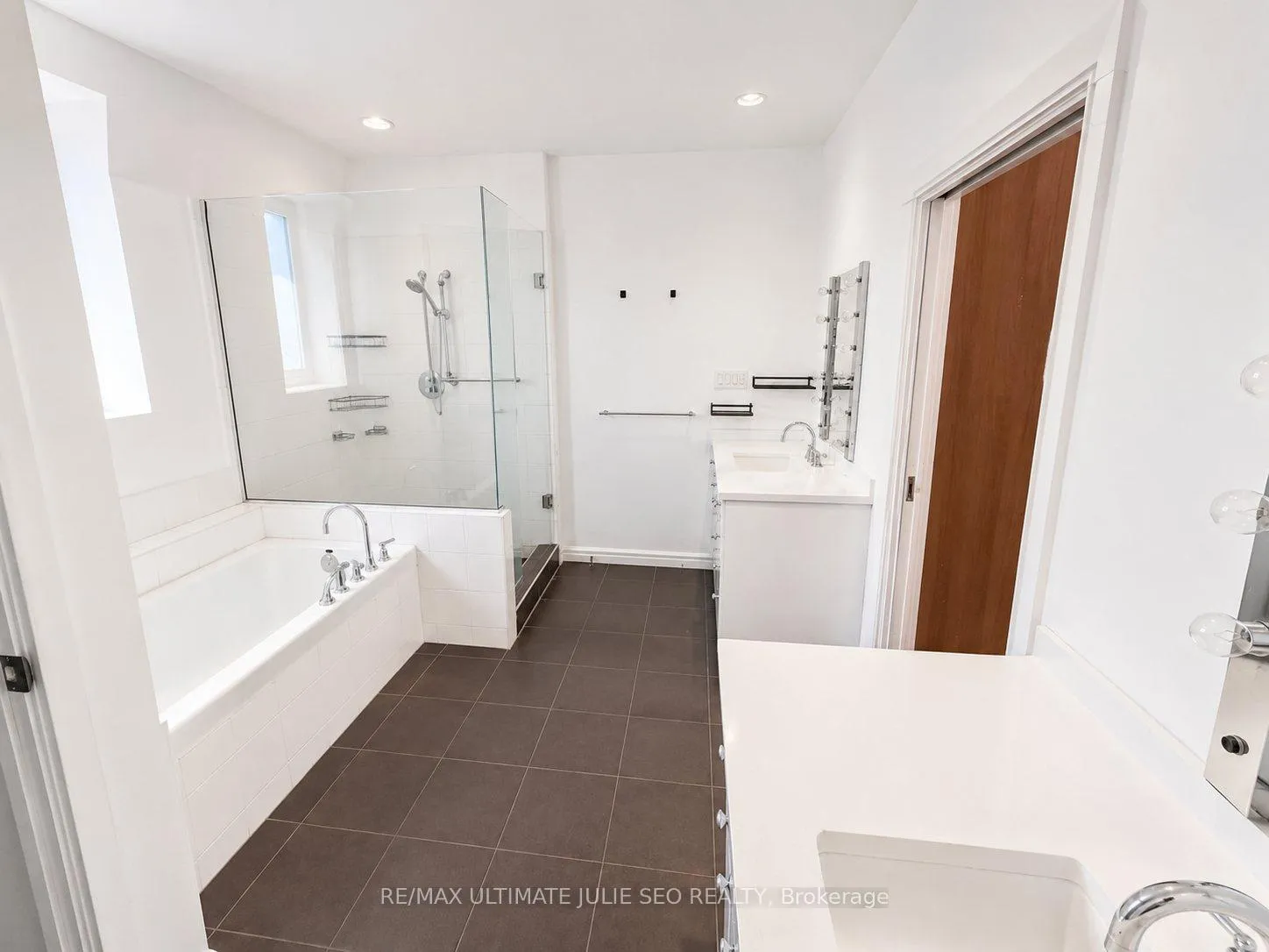 Photo 5 of Unit 2nd floor, 702 Queen Street W, Toronto, Trinity-Bellwoods — HOMEH