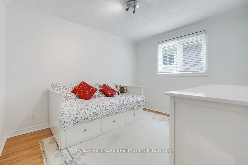 Photo 17 of 39 Parkwood Crescent, Ottawa, Blackburn Hamlet — HOMEH
