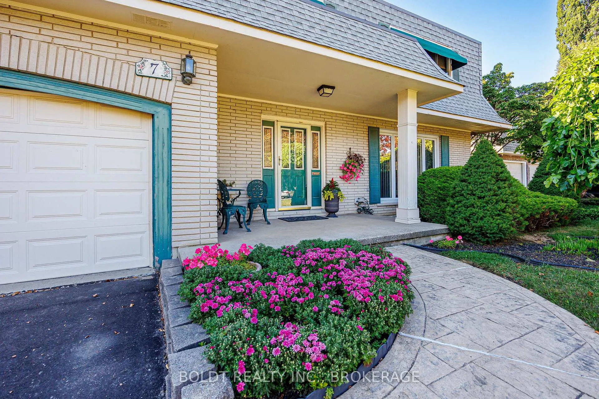 Photo 3 of 7 Mayholme Court, St. Catharines, Martindale Pond — HOMEH