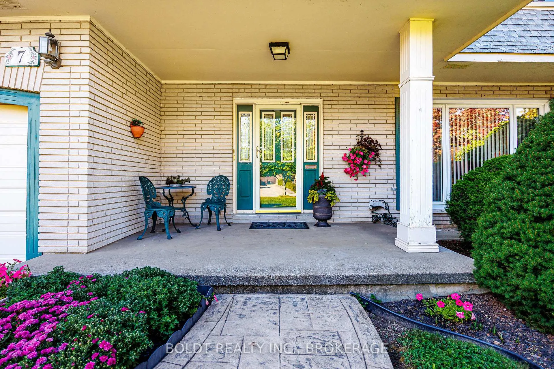 Photo 4 of 7 Mayholme Court, St. Catharines, Martindale Pond — HOMEH