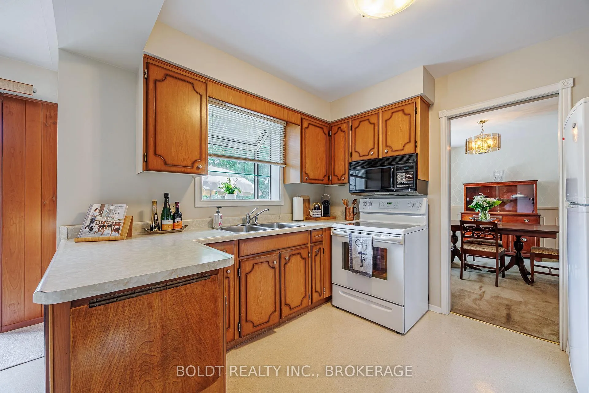 Photo 10 of 7 Mayholme Court, St. Catharines, Martindale Pond — HOMEH