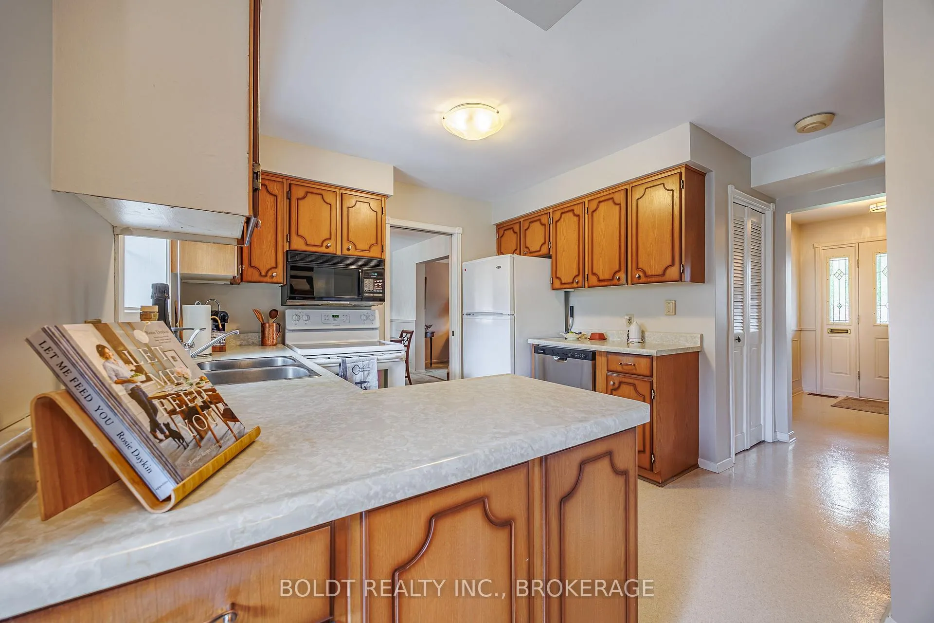 Photo 11 of 7 Mayholme Court, St. Catharines, Martindale Pond — HOMEH