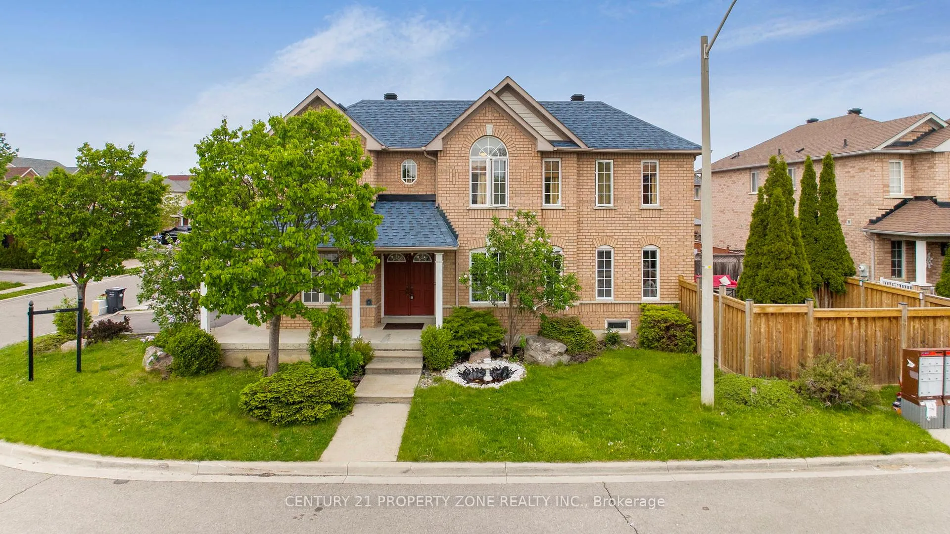 Photo 1 of 29 Oakmeadow Drive, Brampton, Fletcher's Meadow — HOMEH