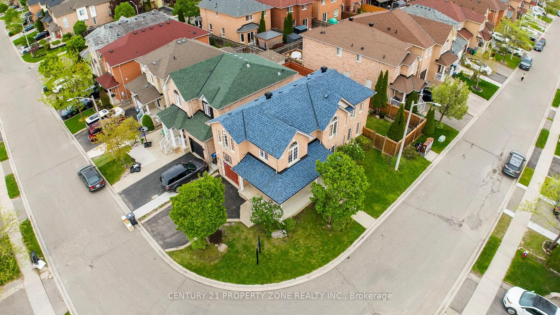 Photo 2 of 29 Oakmeadow Drive, Brampton, Fletcher's Meadow — HOMEH