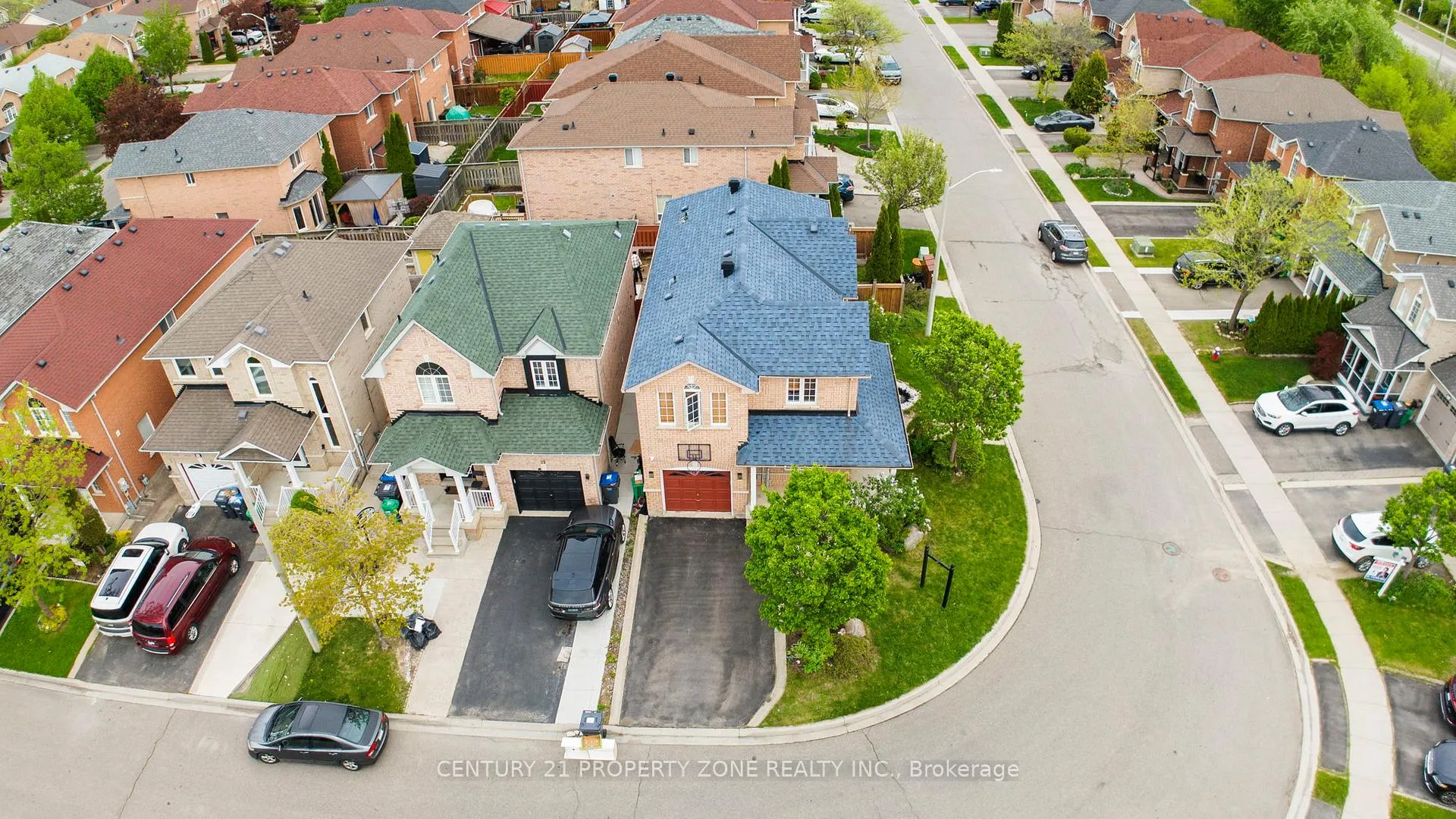 Photo 3 of 29 Oakmeadow Drive, Brampton, Fletcher's Meadow — HOMEH