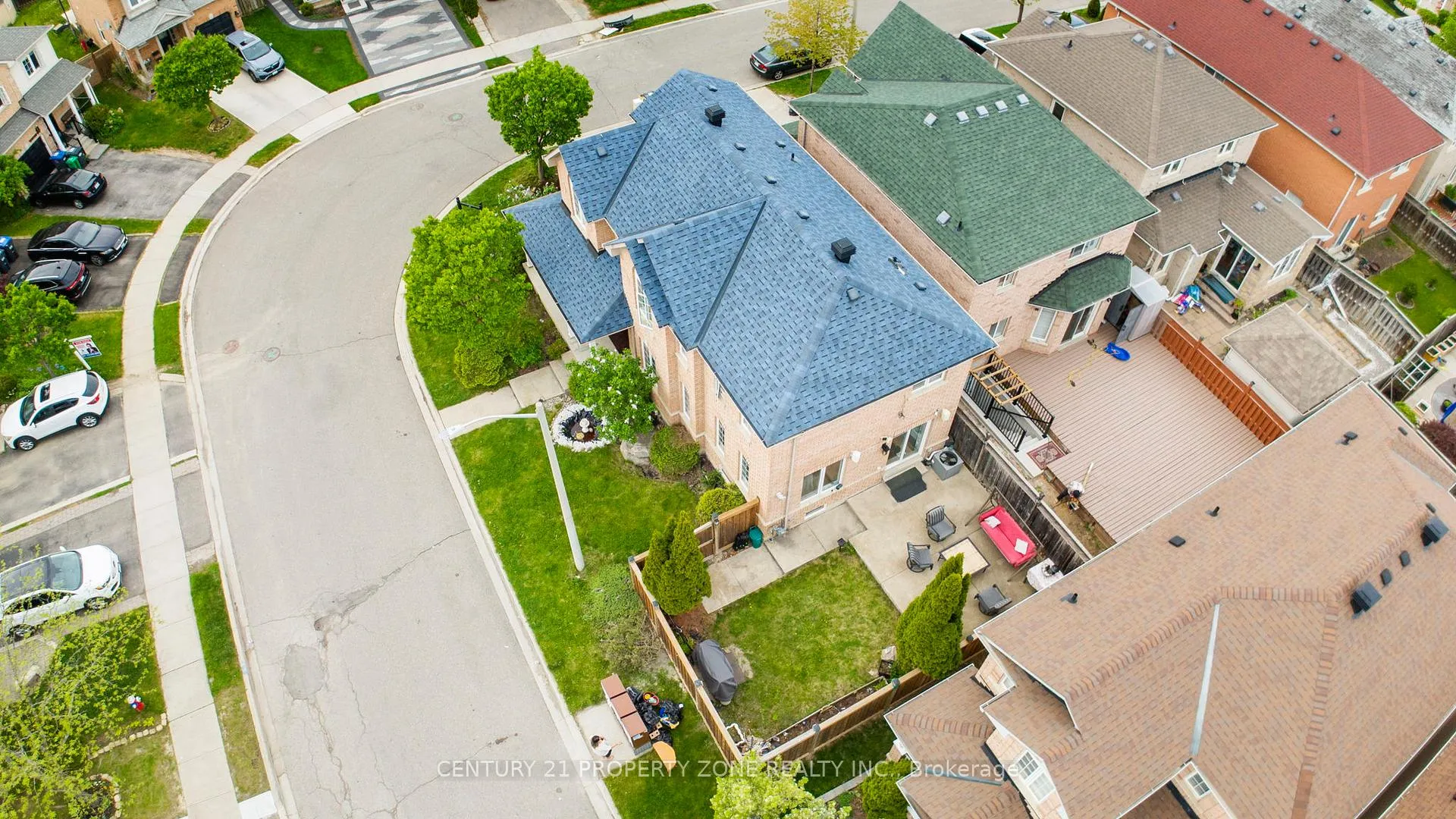 Photo 4 of 29 Oakmeadow Drive, Brampton, Fletcher's Meadow — HOMEH