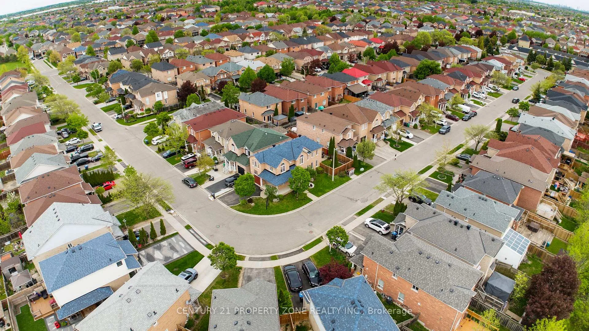Photo 5 of 29 Oakmeadow Drive, Brampton, Fletcher's Meadow — HOMEH
