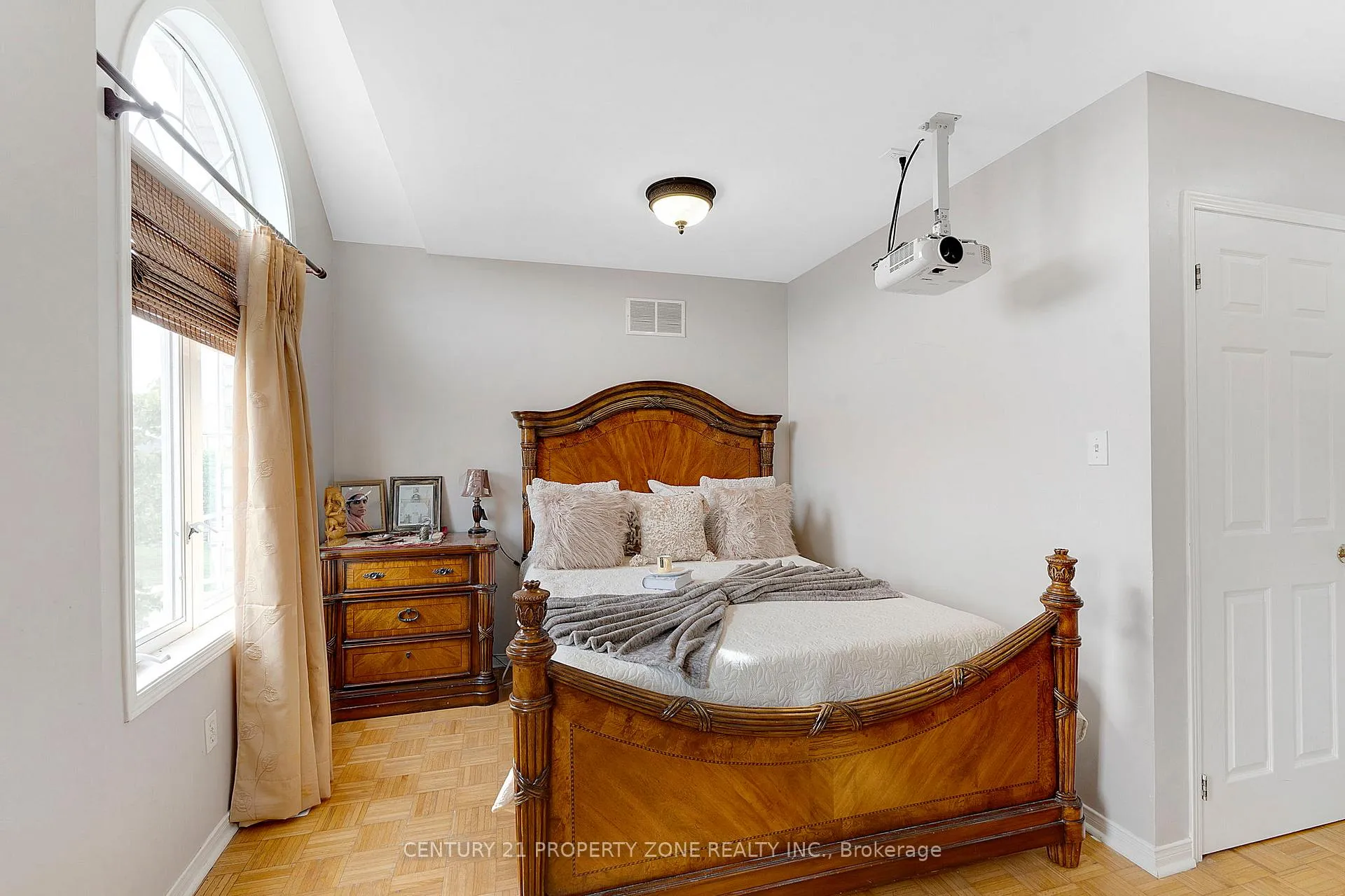 Photo 18 of 29 Oakmeadow Drive, Brampton, Fletcher's Meadow — HOMEH